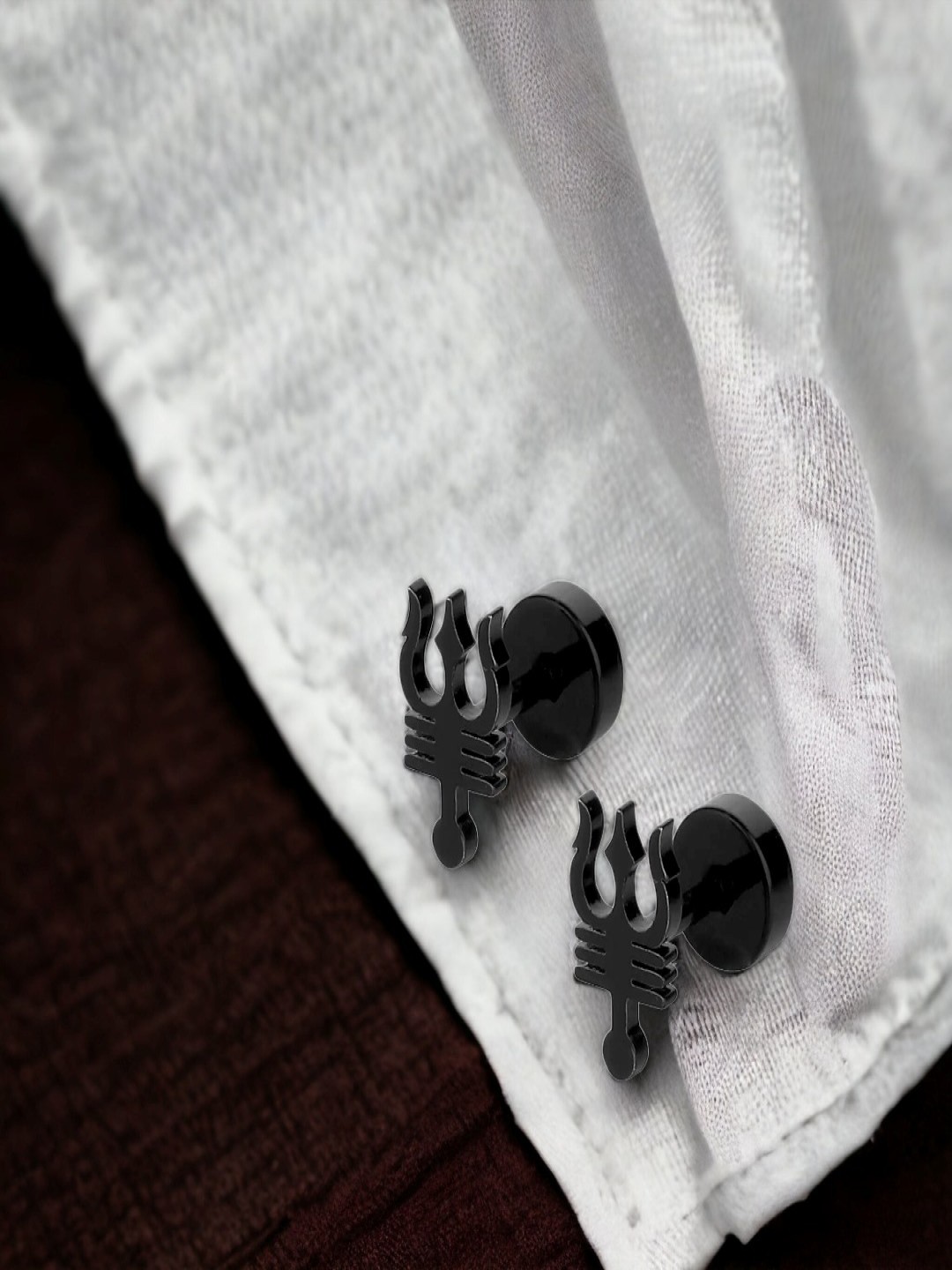 

Goldnera Black Geometric Studs Earrings