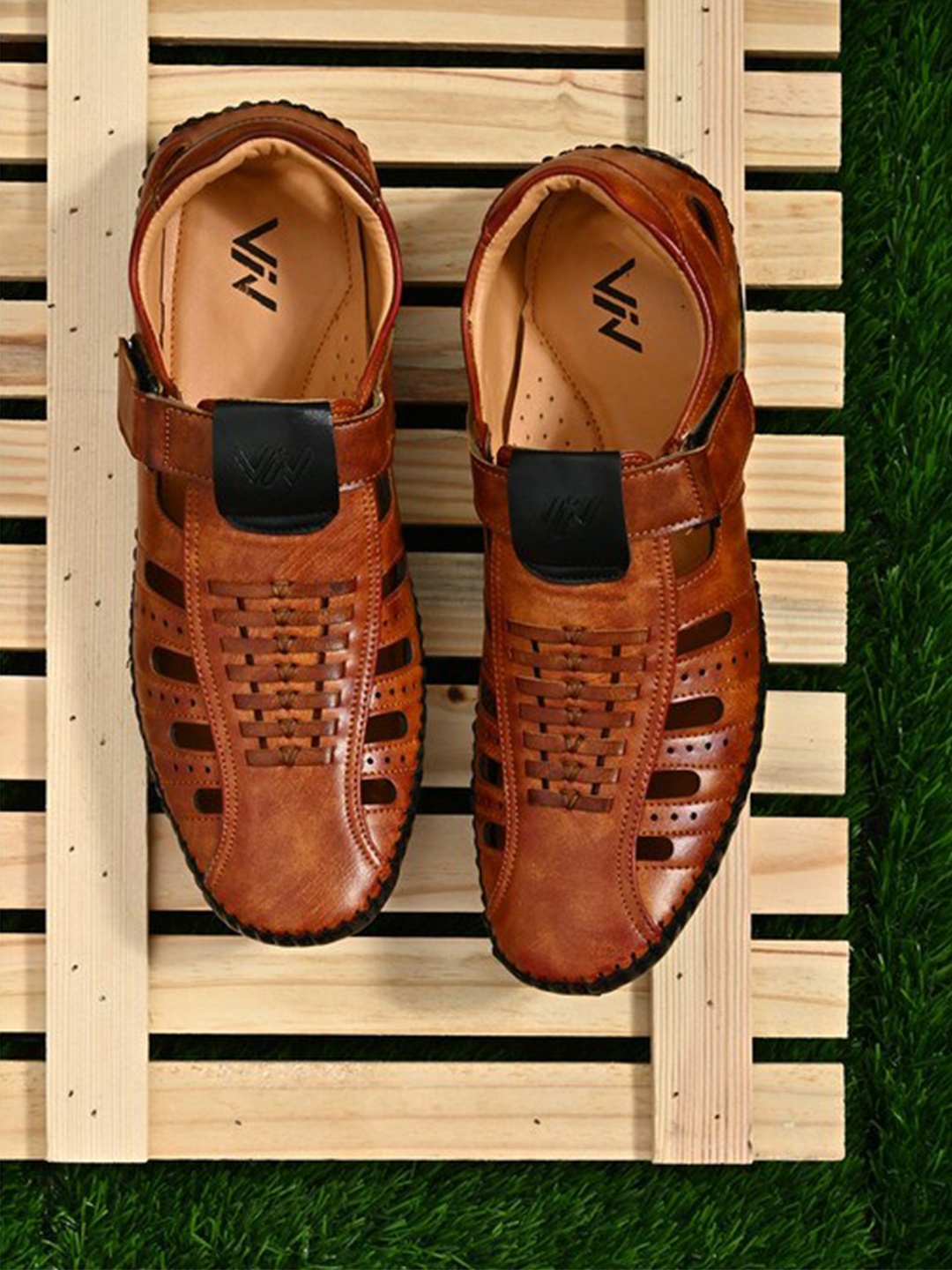 

VIV Men Tan & Black Shoe-Style Sandals