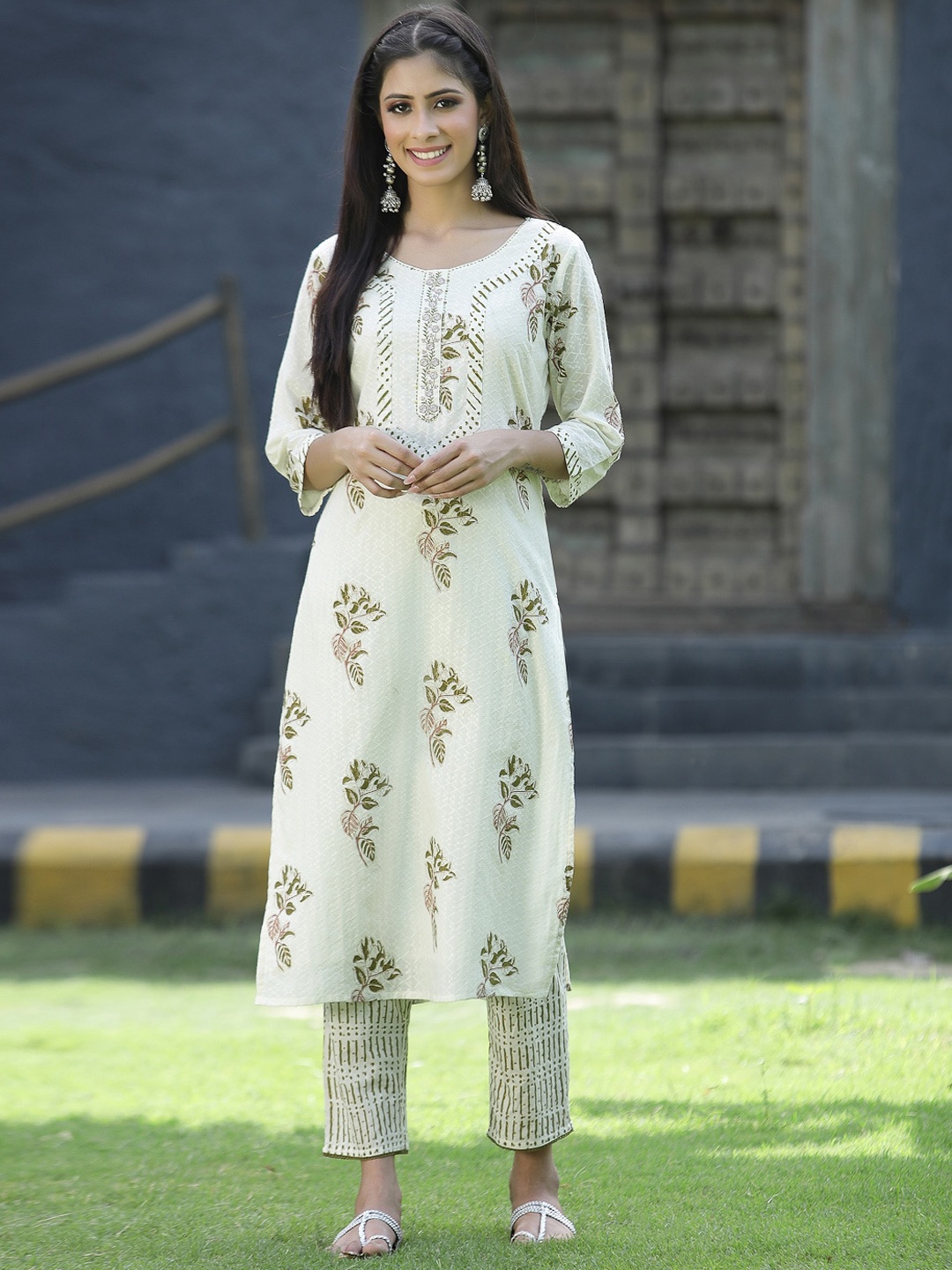 

Juniper Women Off White Printed Kurta with Palazzos