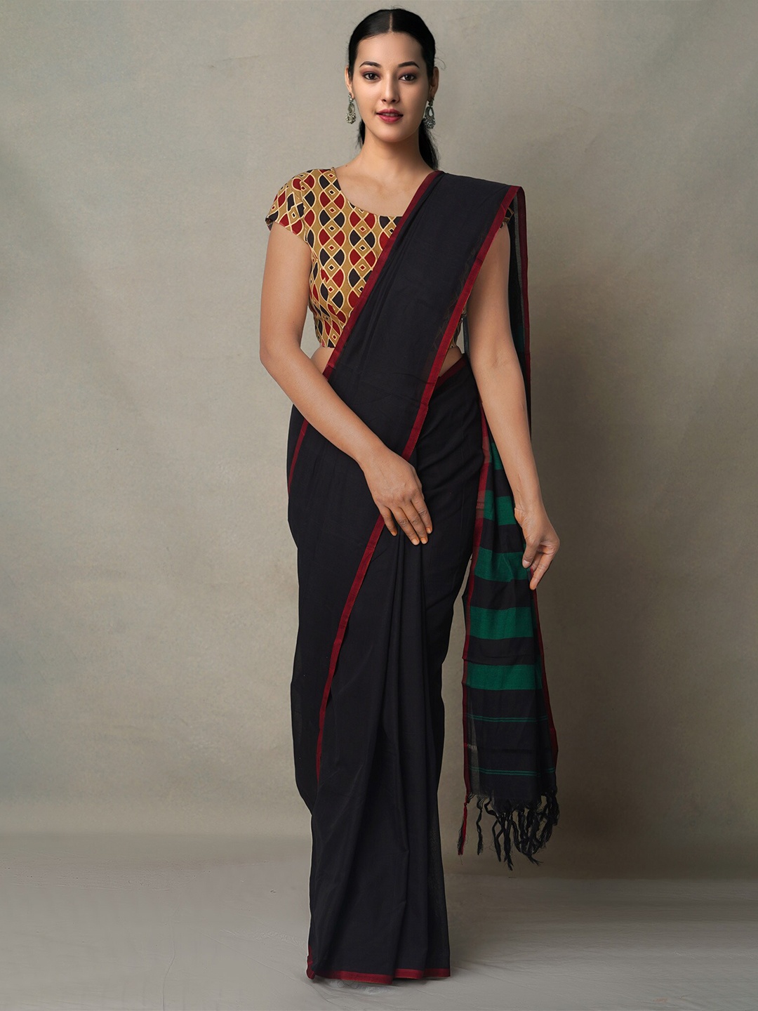 

Unnati Silks Black & Green Pure Cotton Narayan Peth Saree