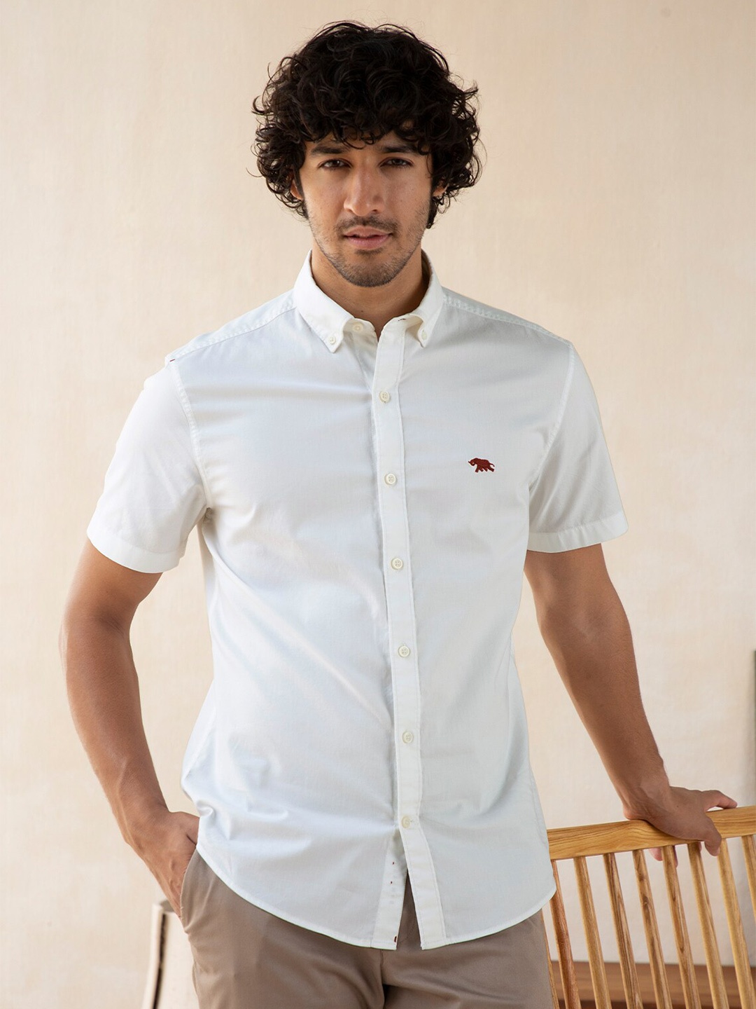 

Andamen Men White Solid Cotton Casual Shirt