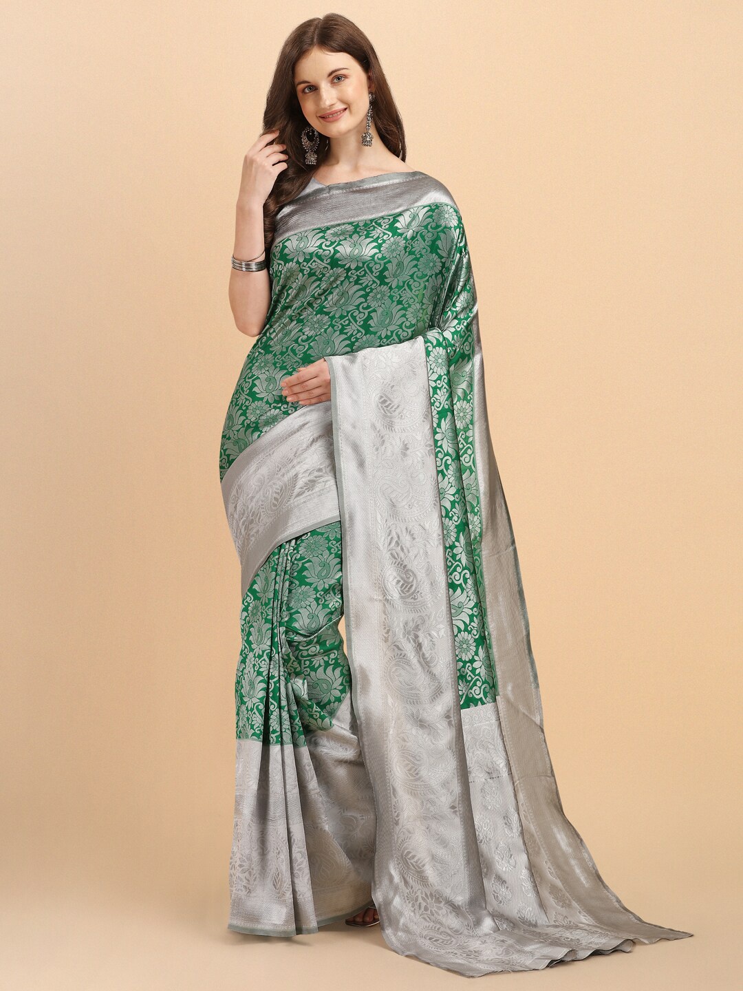 

ZIKARAA Women Green & Silver-Toned Floral Zari Pure Silk Kanjeevaram Saree