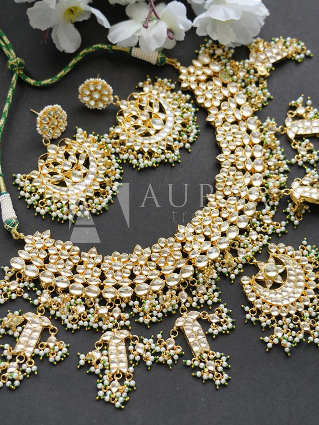 

AURAA TRENDS Gold-Plated White Kundan Studded Jewelery Set