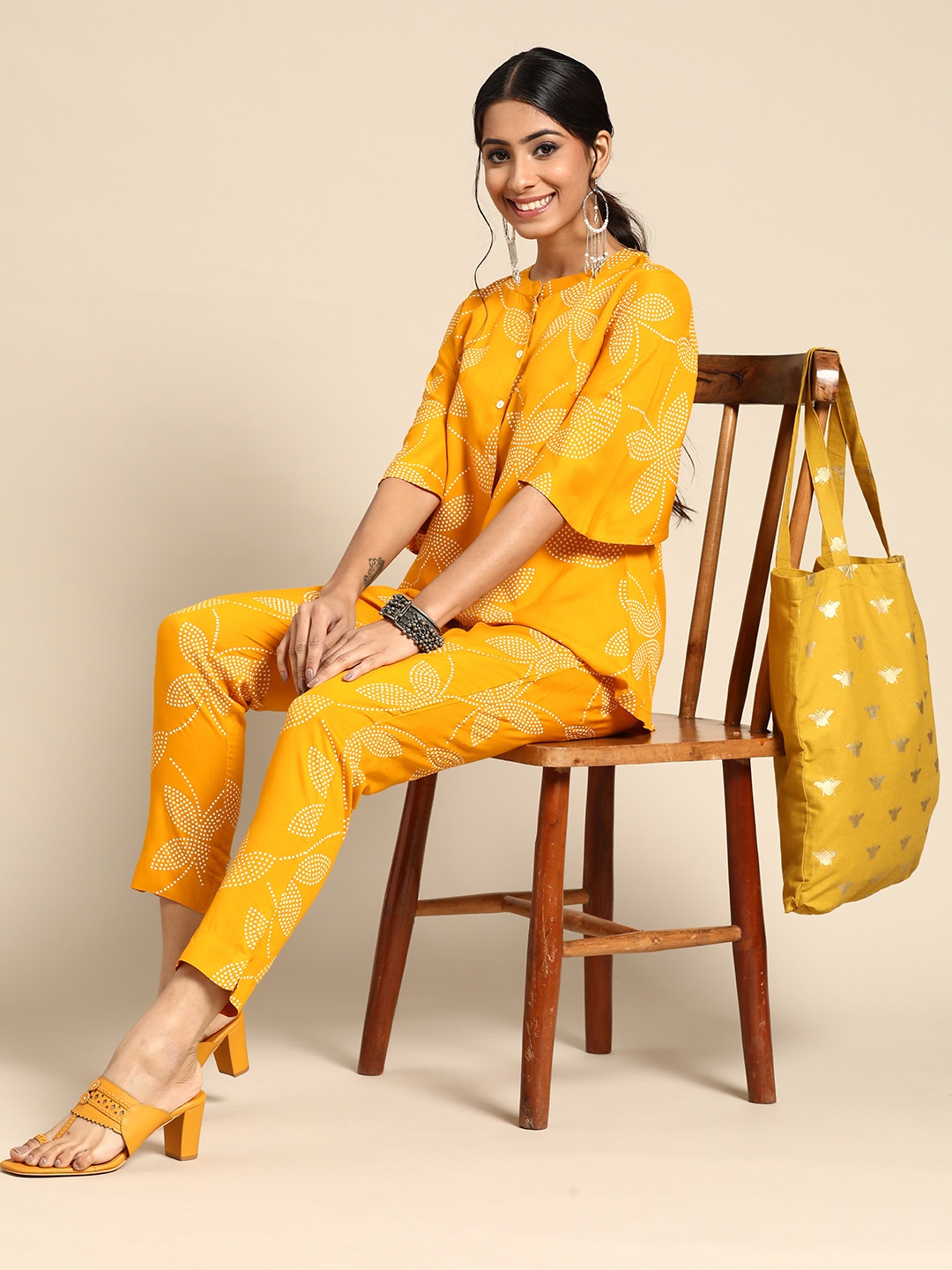 

Sangria Women Yellow & White Geometric Printed Co-ords Set