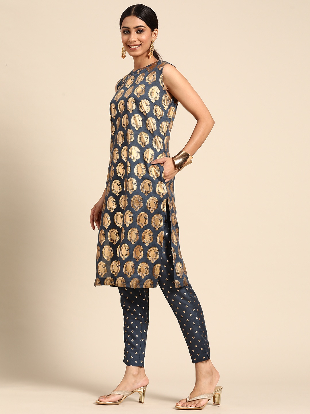 

Sangria Women Blue & Gold Toned Paisley Printed Kurta with Trousers