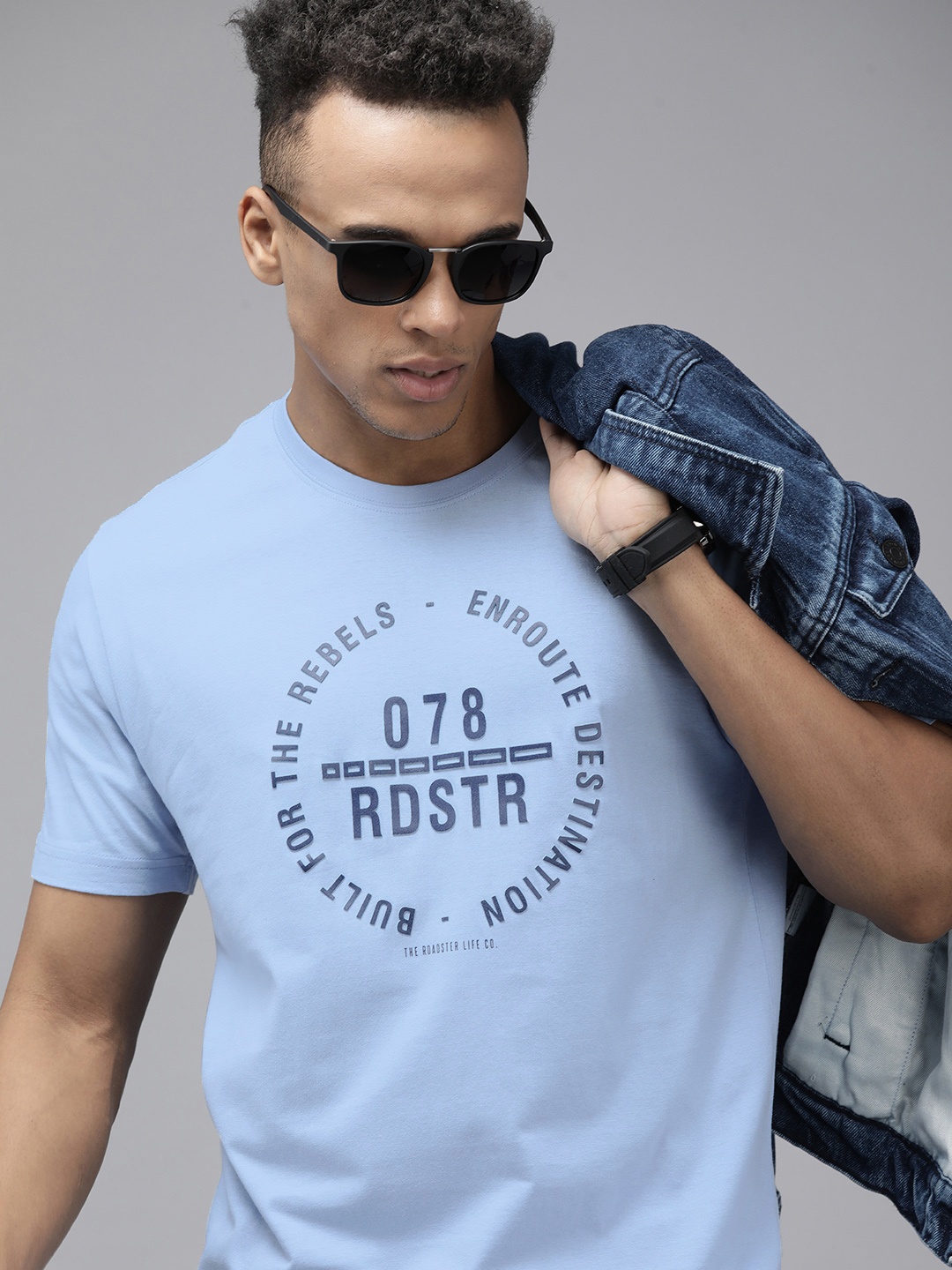 

Roadster Men Blue Typography Printed Pure Cotton Applique T-shirt