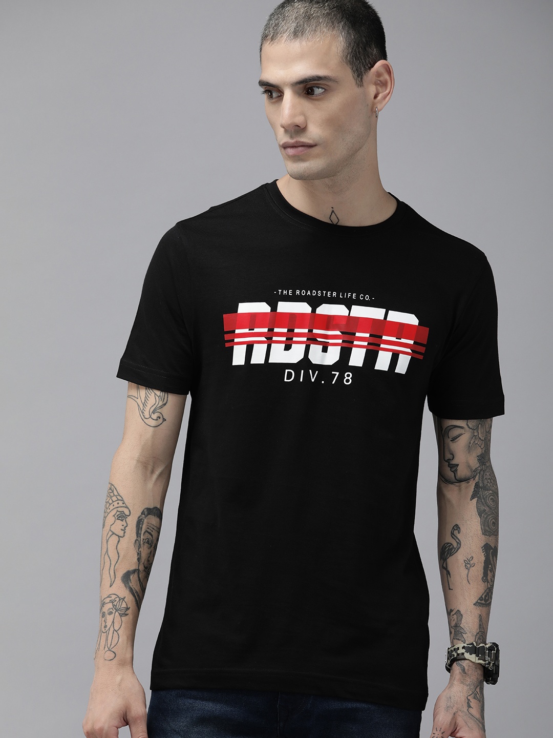 

Roadster Men Black & White Brand Logo Printed Pure Cotton T-shirt