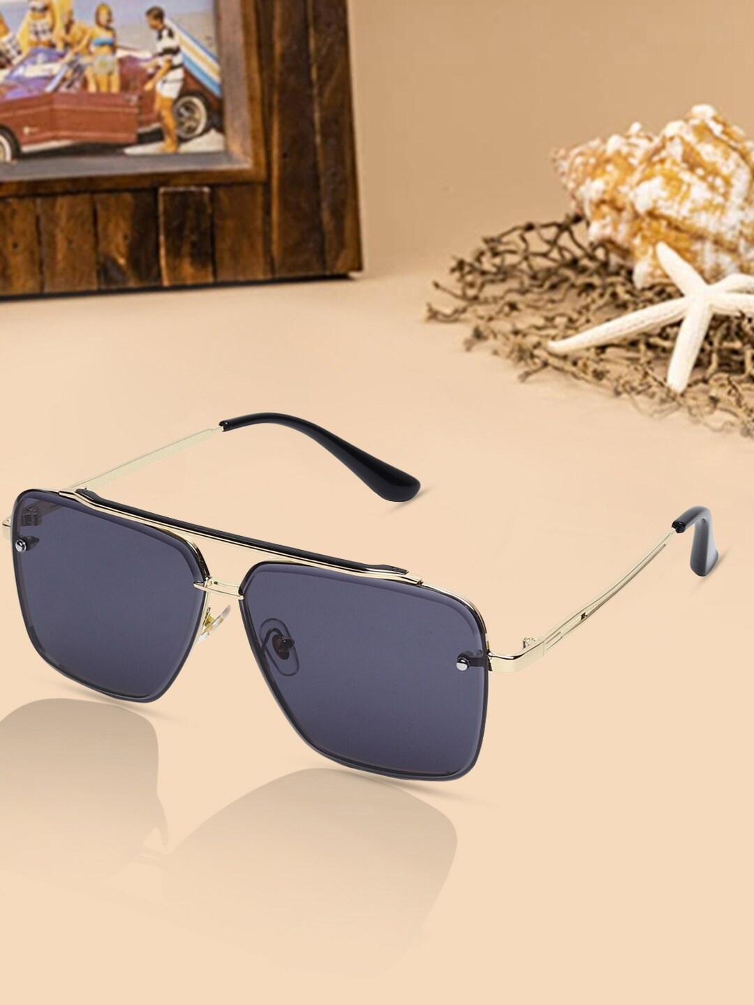 

ALIGATORR Unisex Black Lens & Gold-Toned Square Sunglasses with UV Protected Lens