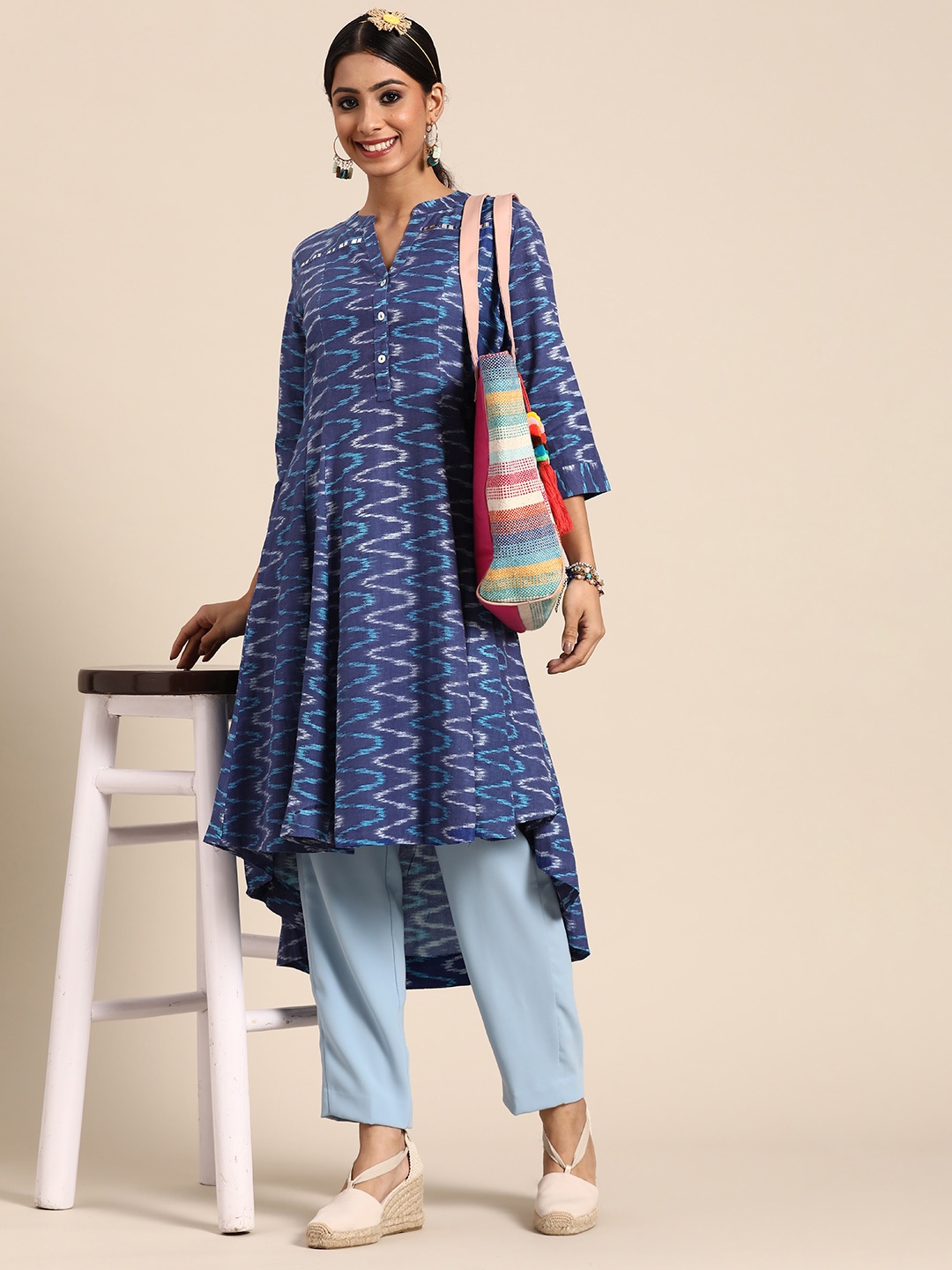 

Sangria Women Navy Blue & White Ikat Print Kurta