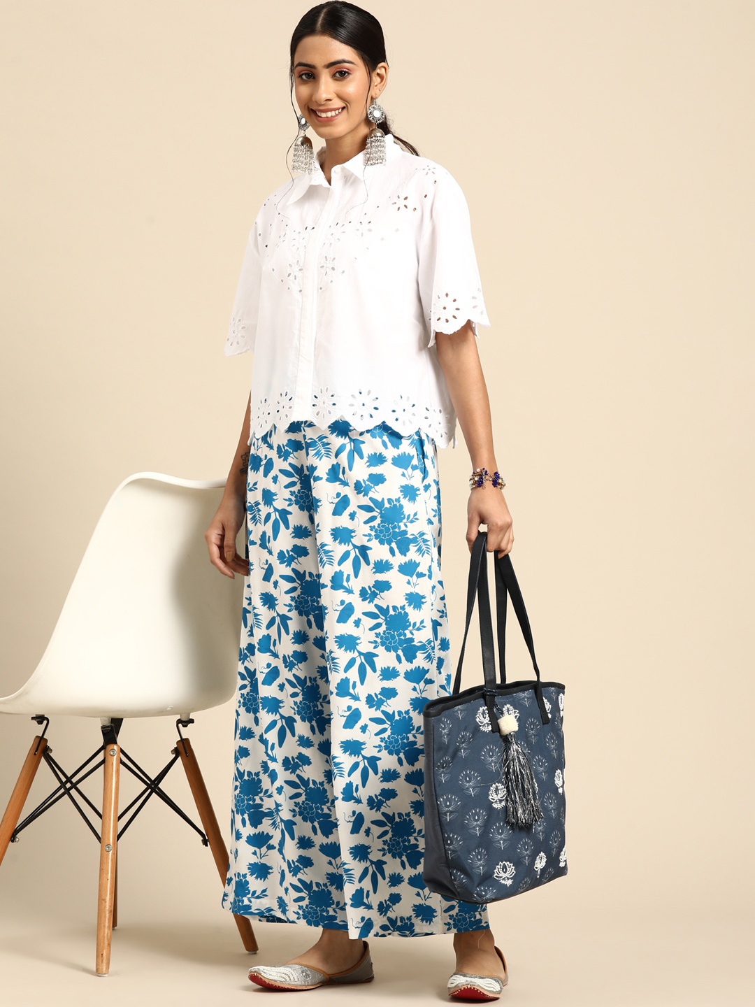 

Sangria Women White & Blue Floral Print Palazzos