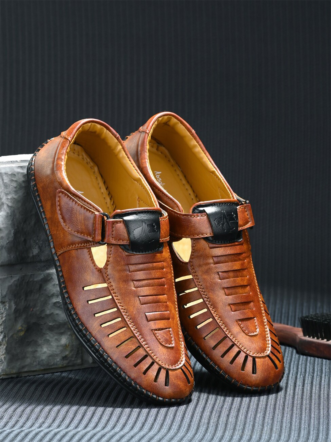 

Absolutee Shoes Men Tan & Black Shoe-Style Sandals
