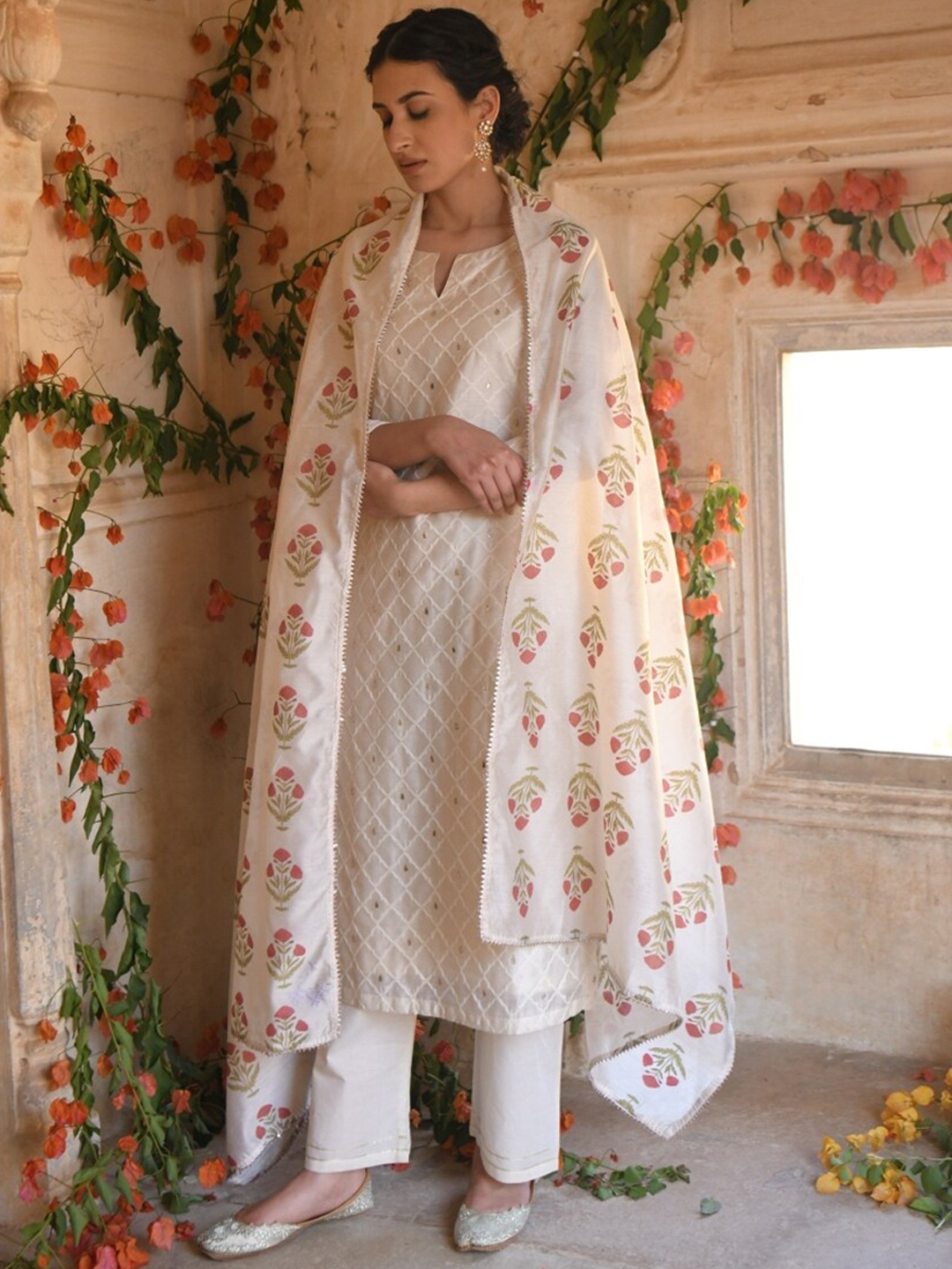 

KARAJ JAIPUR Women Off White Floral Printed Kurta with Trousers & With Dupatta