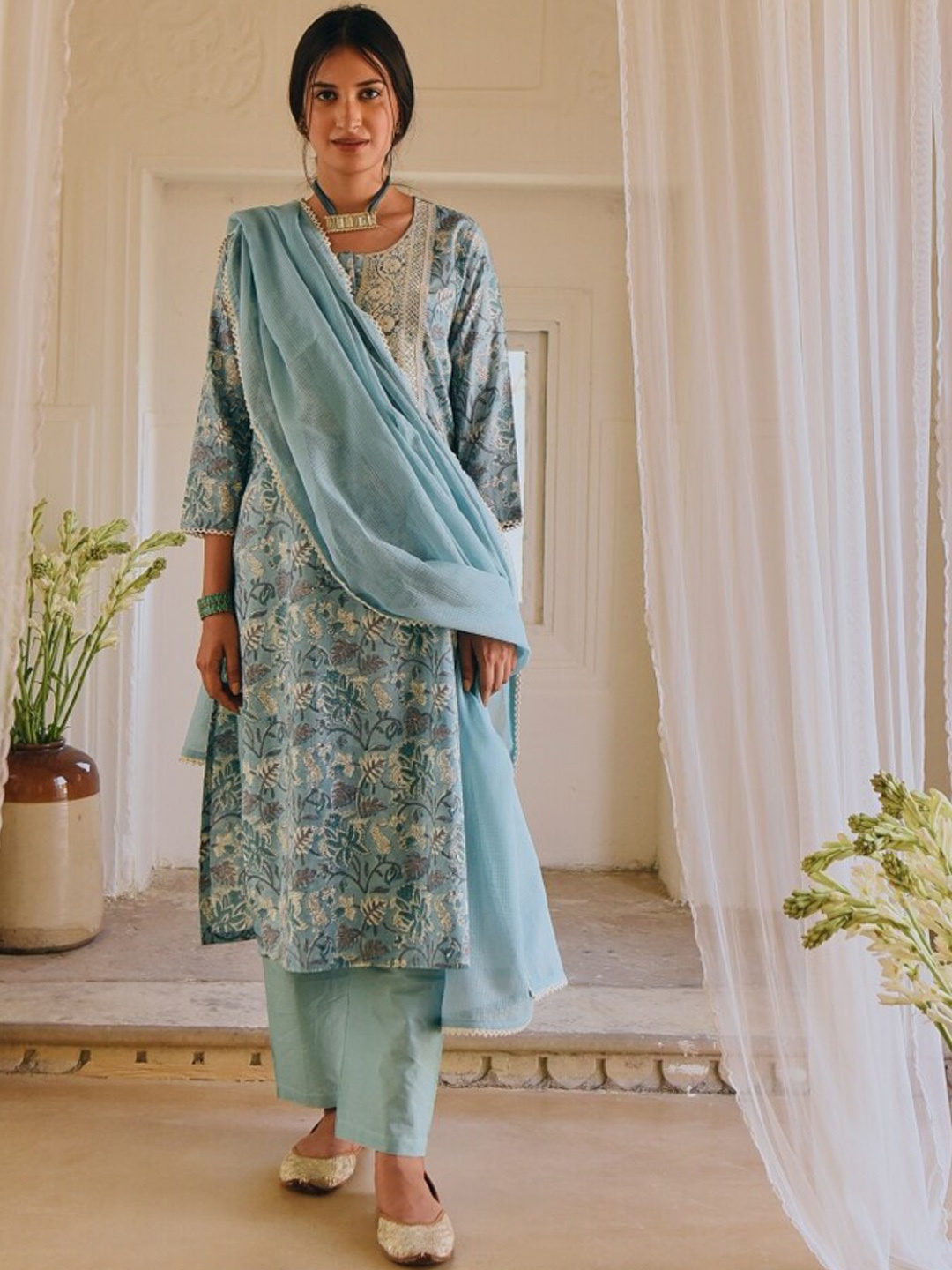 

KARAJ JAIPUR Women Blue Floral Printed Pure Cotton Kurta with Trousers & With Dupatta