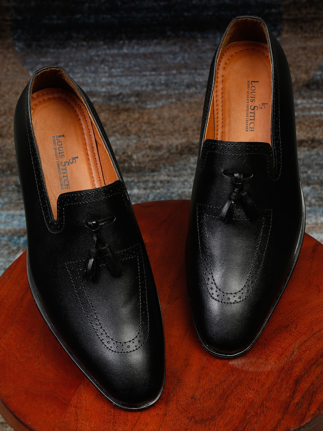 

LOUIS STITCH Men Black Loafers