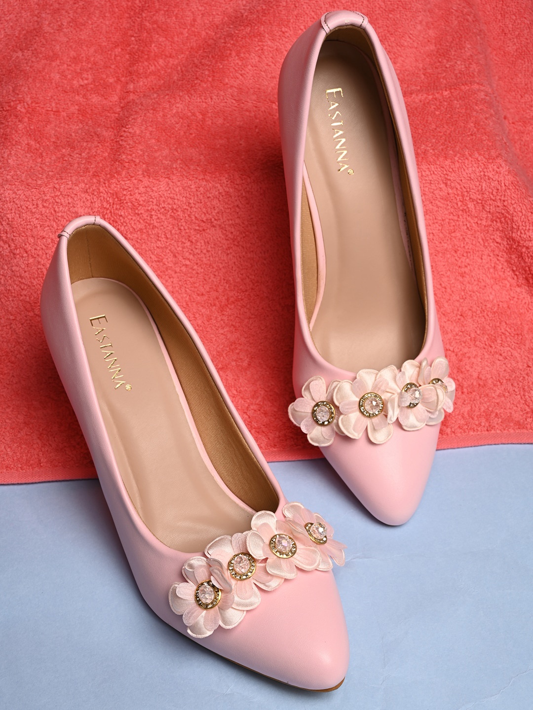 

BuckleUp Pink Embellished Pumps