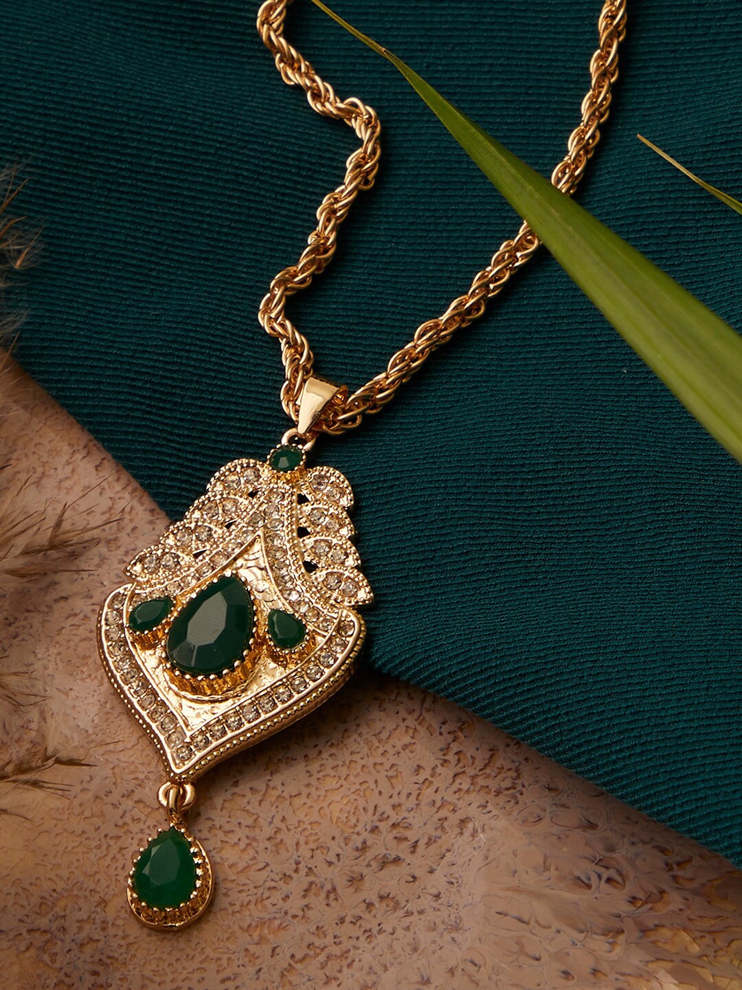 

SOHI Gold-Toned & Green Gold-Plated Stone Necklace