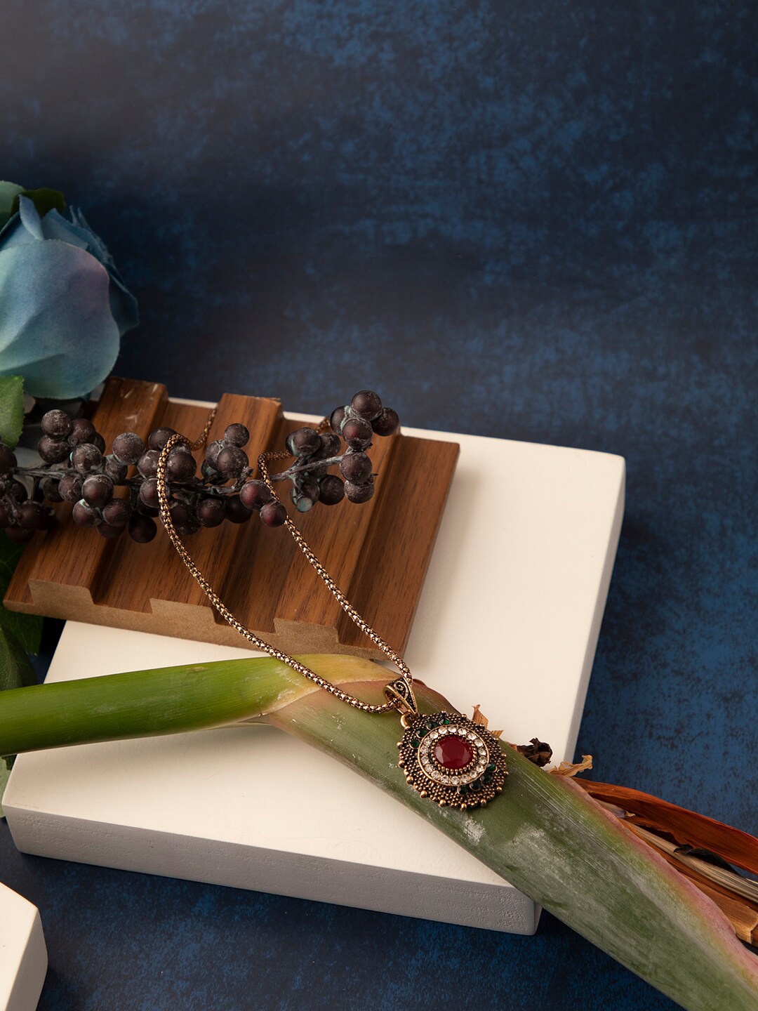 

SOHI Gold-Toned & Brown Gold-Plated Necklace