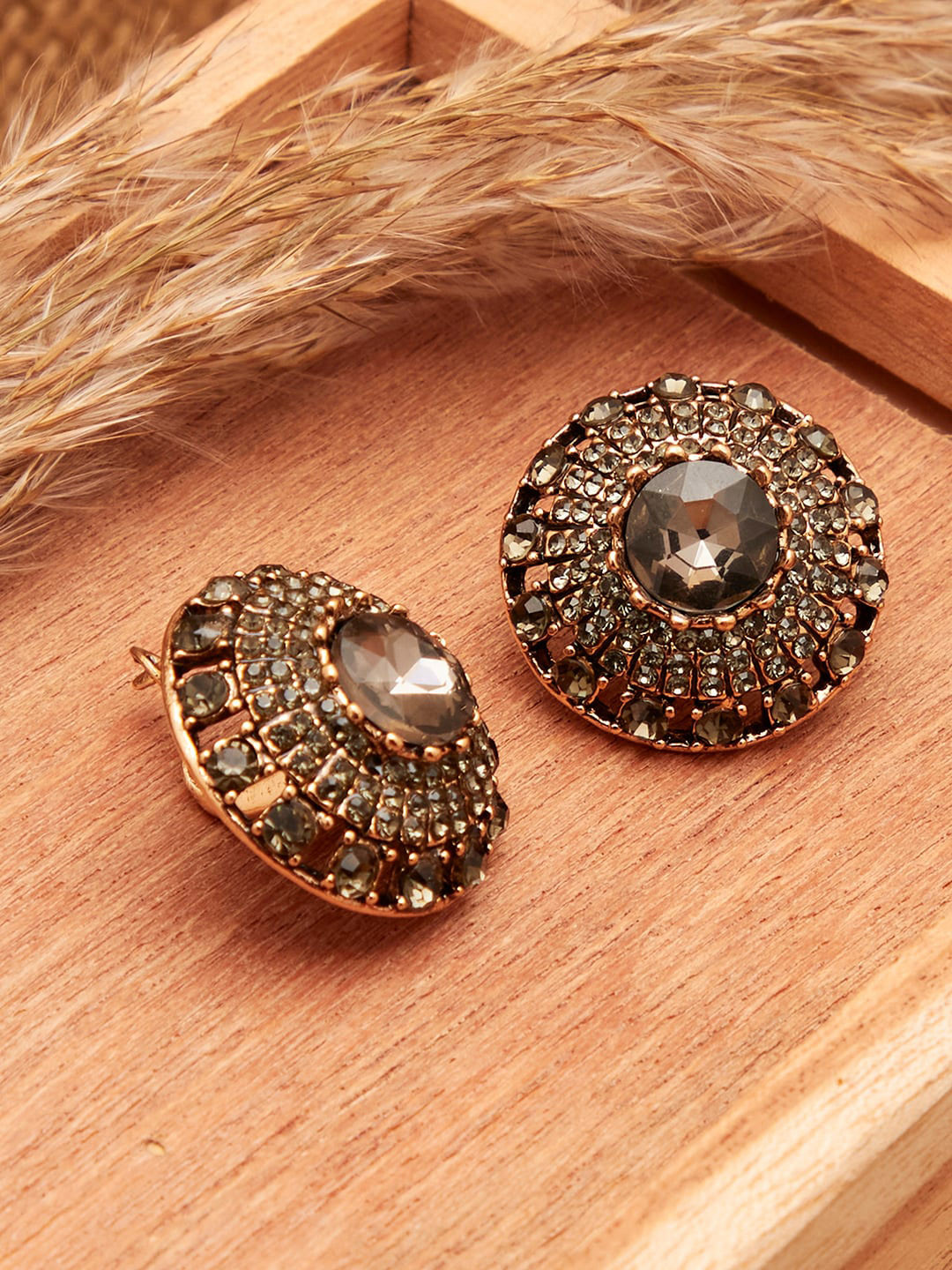 

SOHI Women Black Contemporary Studs Earrings