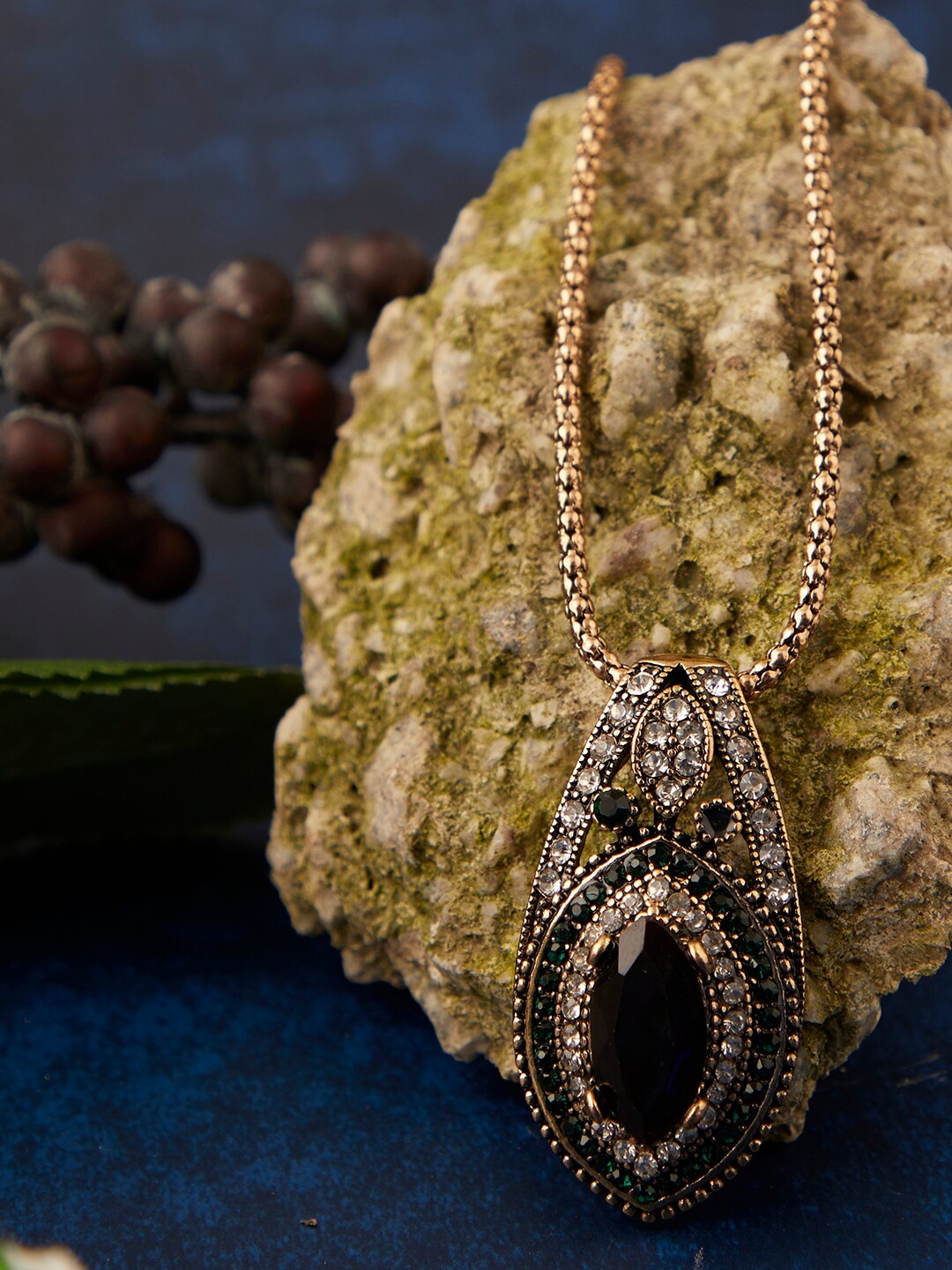 

SOHI Gold-Toned & Green Gold-Plated Necklace