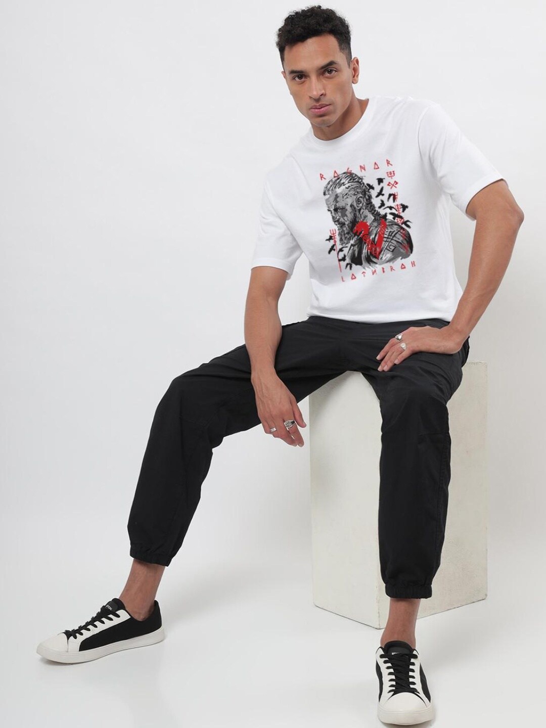 

Bewakoof Men White & Red Printed Oversized Round Neck T-shirt