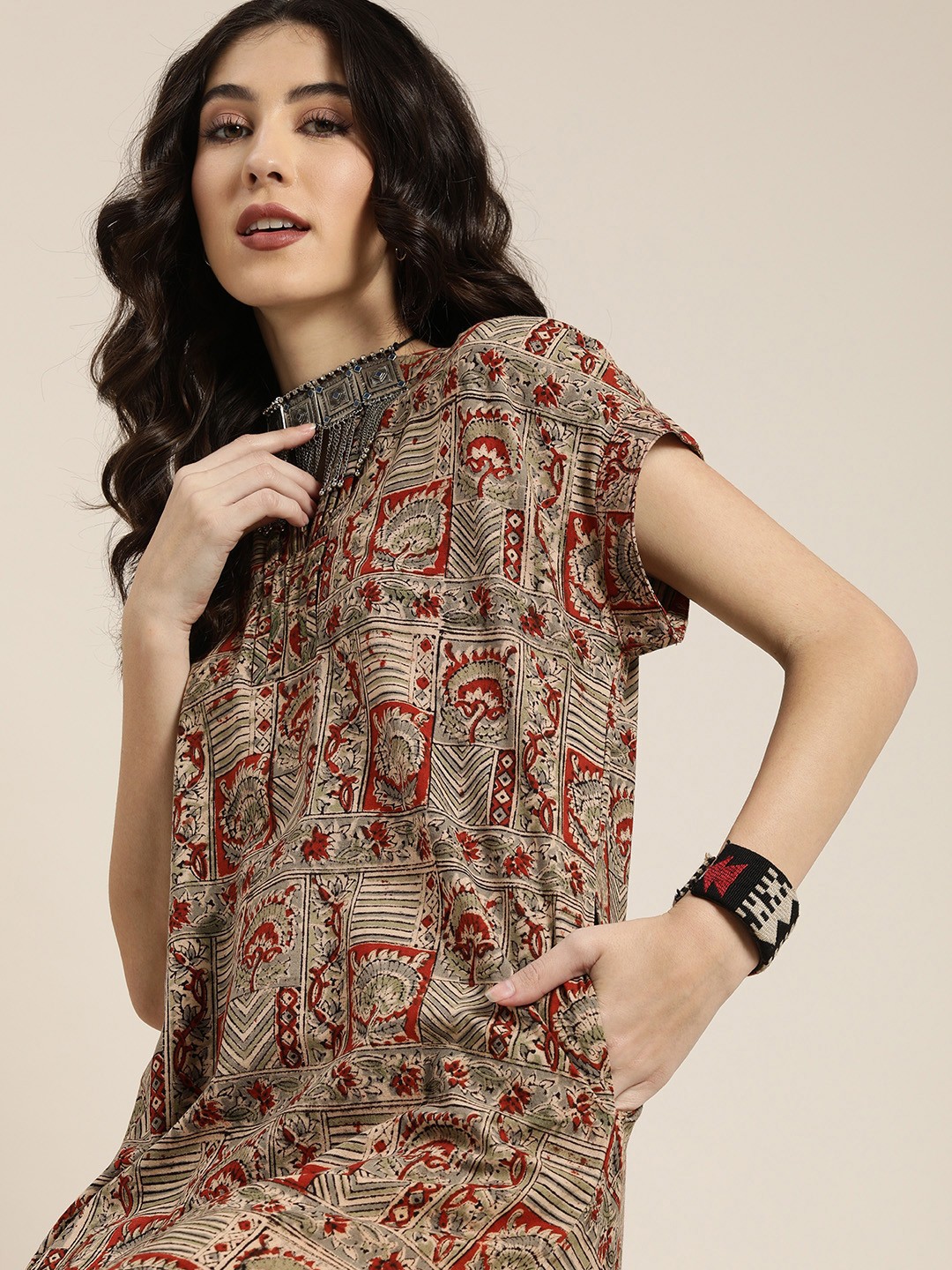 

Taavi Women Maroon & Beige Kalamkari Print Casual Kurta