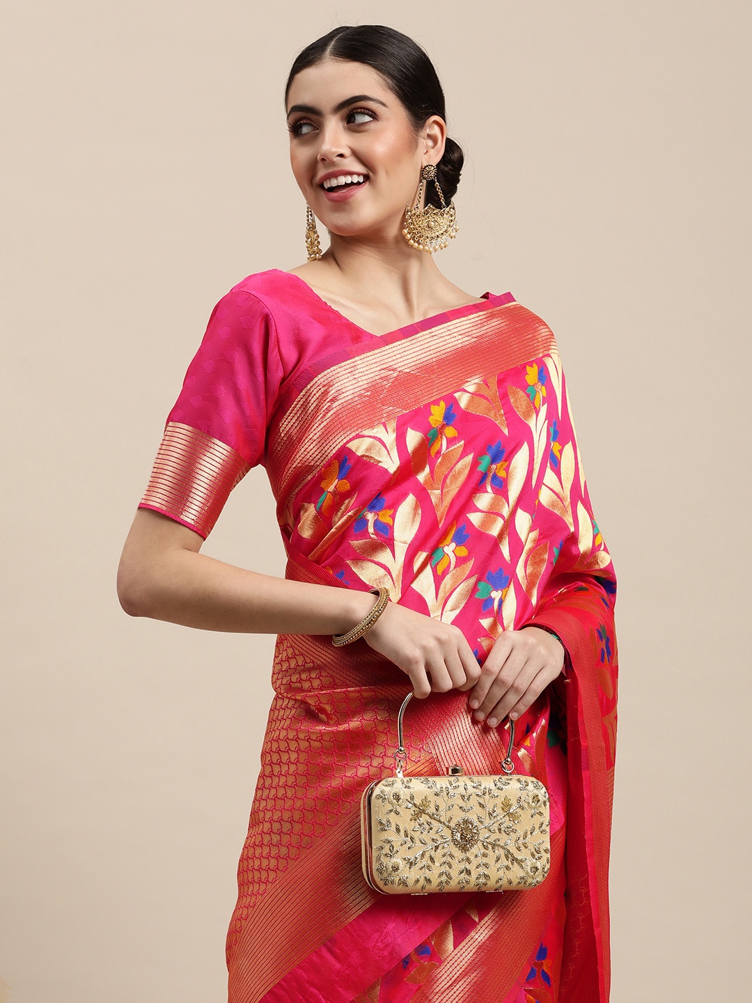 

VRSALES Magenta & Gold-Toned Floral Banarasi Silk Woven Saree