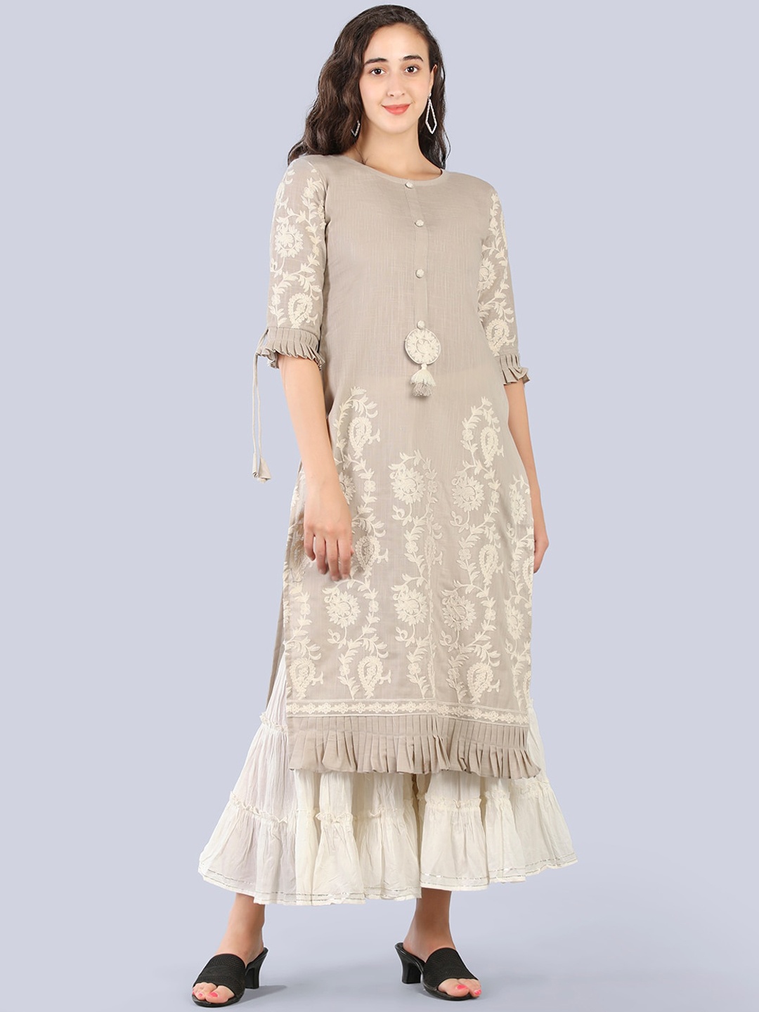 

Pakiza Women Grey Floral Thread Work Kurta