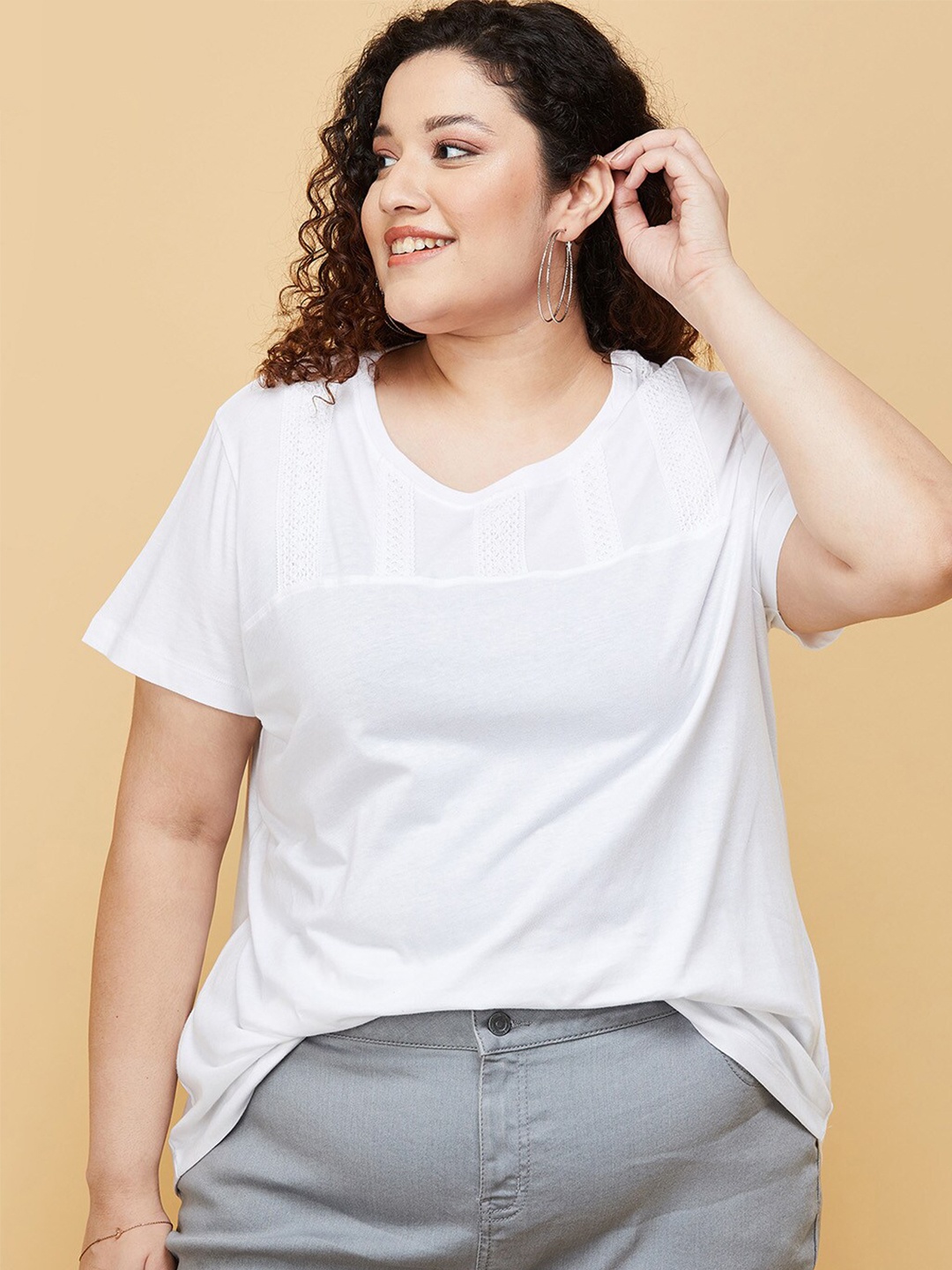 

max Women Plus Size White Round Neck T-shirt