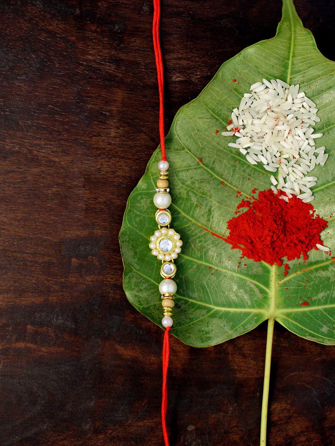

KARATCART Men Gold-Plated White Kundan-Studded & Beaded Rakhi