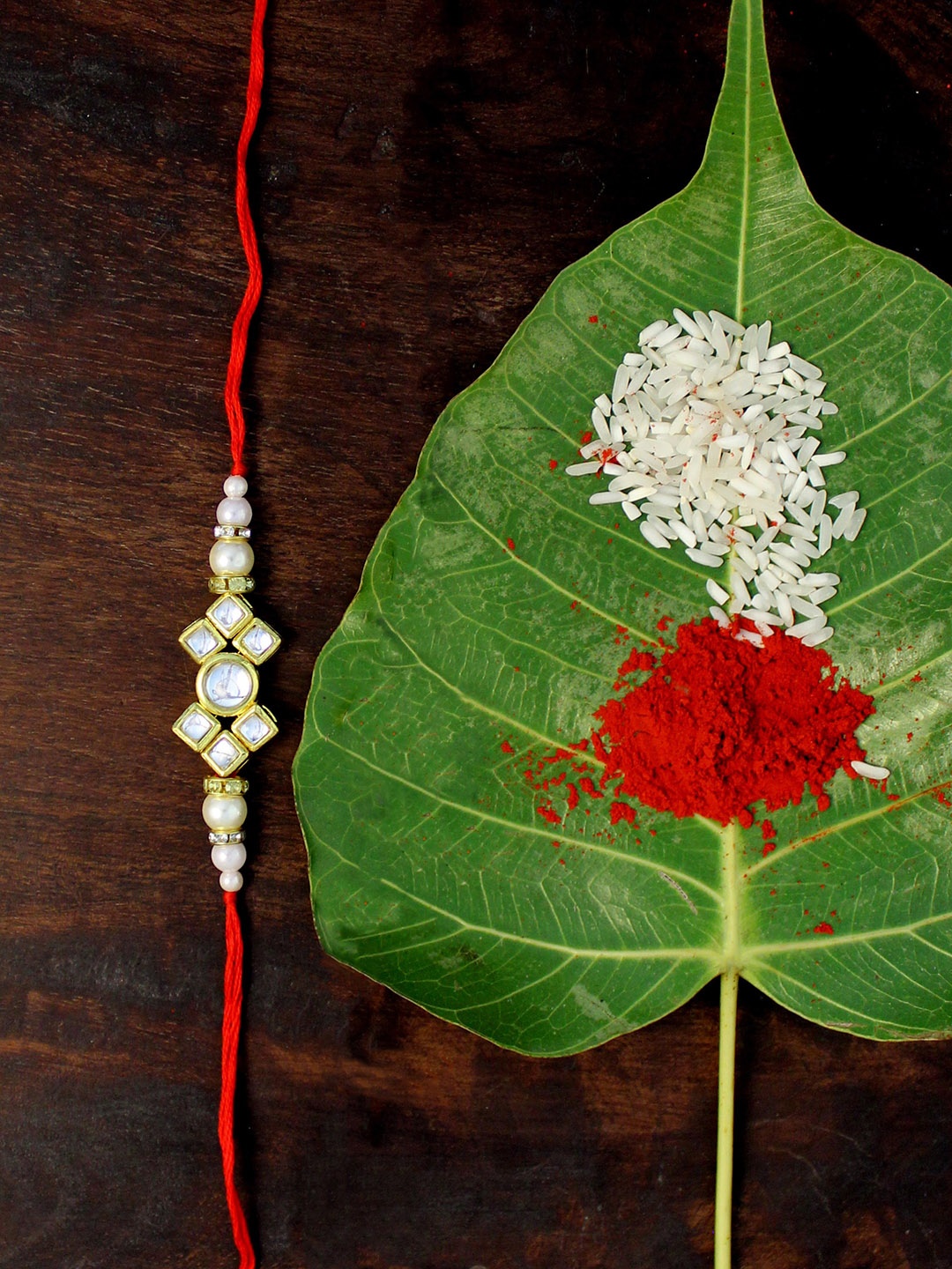 

KARATCART Men Gold-Plated White Kundan-Studded & Beaded Rakhi