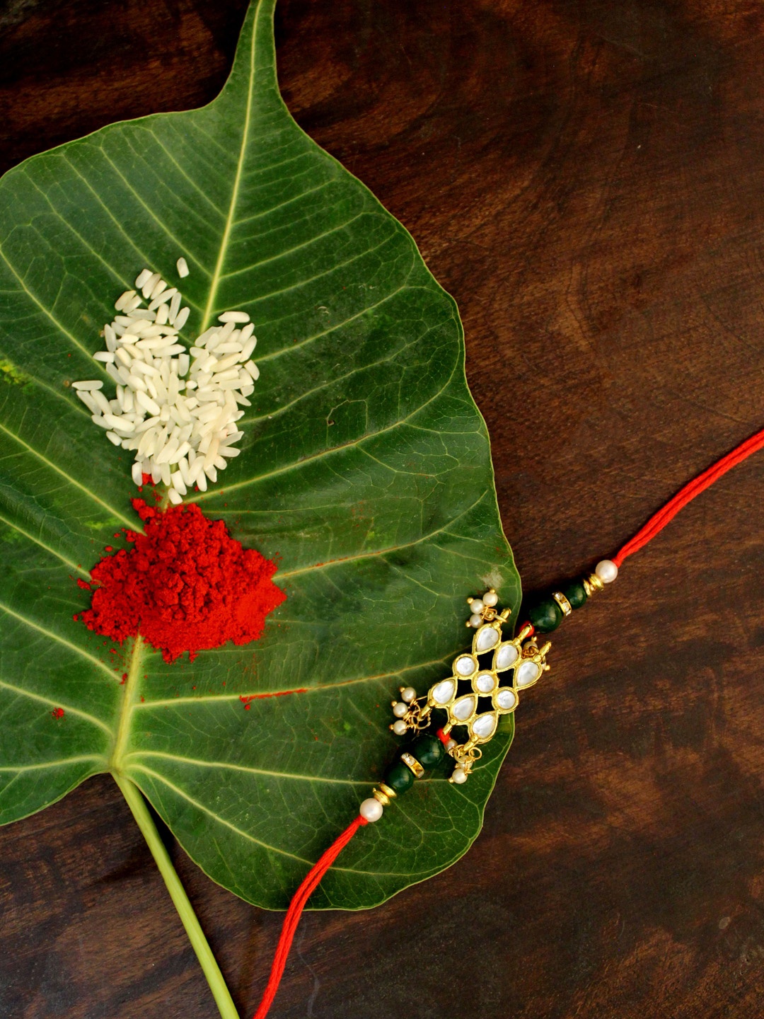 

KARATCART Men Gold-Plated Green & White Kundan-Studded & Beaded Rakhi