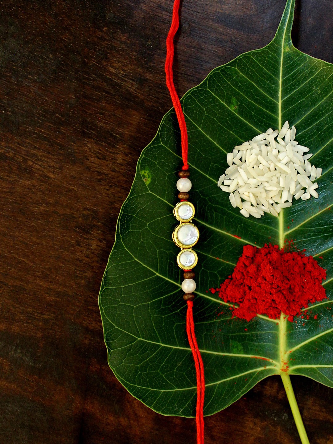 

KARATCART Men Gold-Plated White Kundan-Studded & Beaded Rakhi
