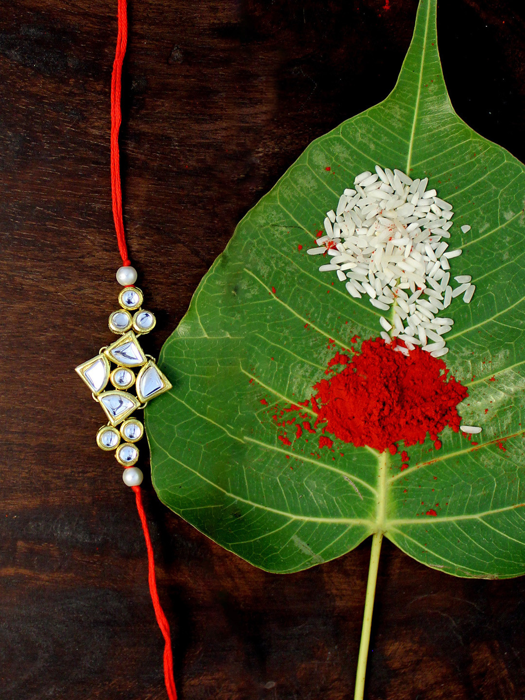 

KARATCART Men Gold-Plated White Kundan-Studded & Beaded Rakhi