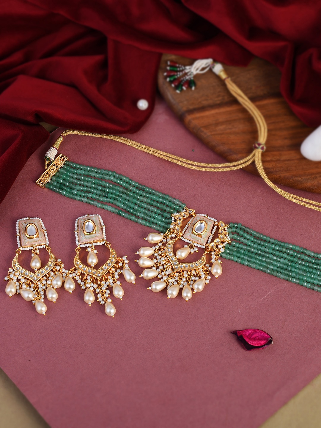 

DASTOOR Gold-Plated & Green stone Studded Choker Jewellery Set
