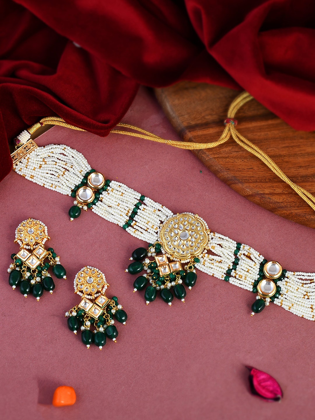 

DASTOOR Gold-Plated Green Kundan Studded Choker Jewellery Set