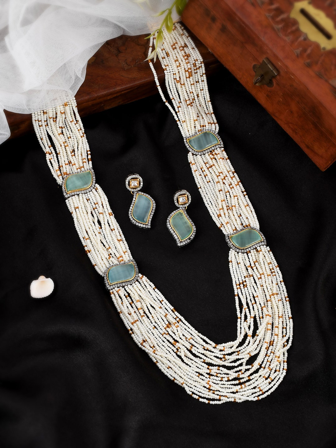 

DASTOOR White Brass-Plated Polki Kundan Jewelry Set