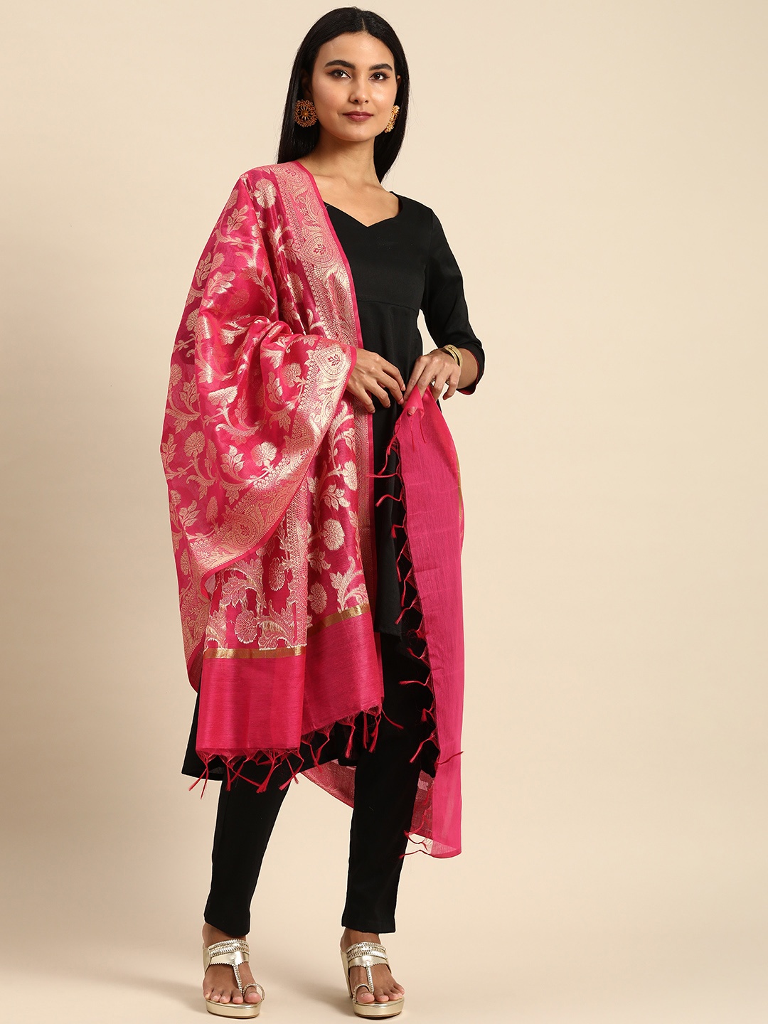 

Anouk Women Black Solid Kurta with Trousers & Pink Woven Design Dupatta