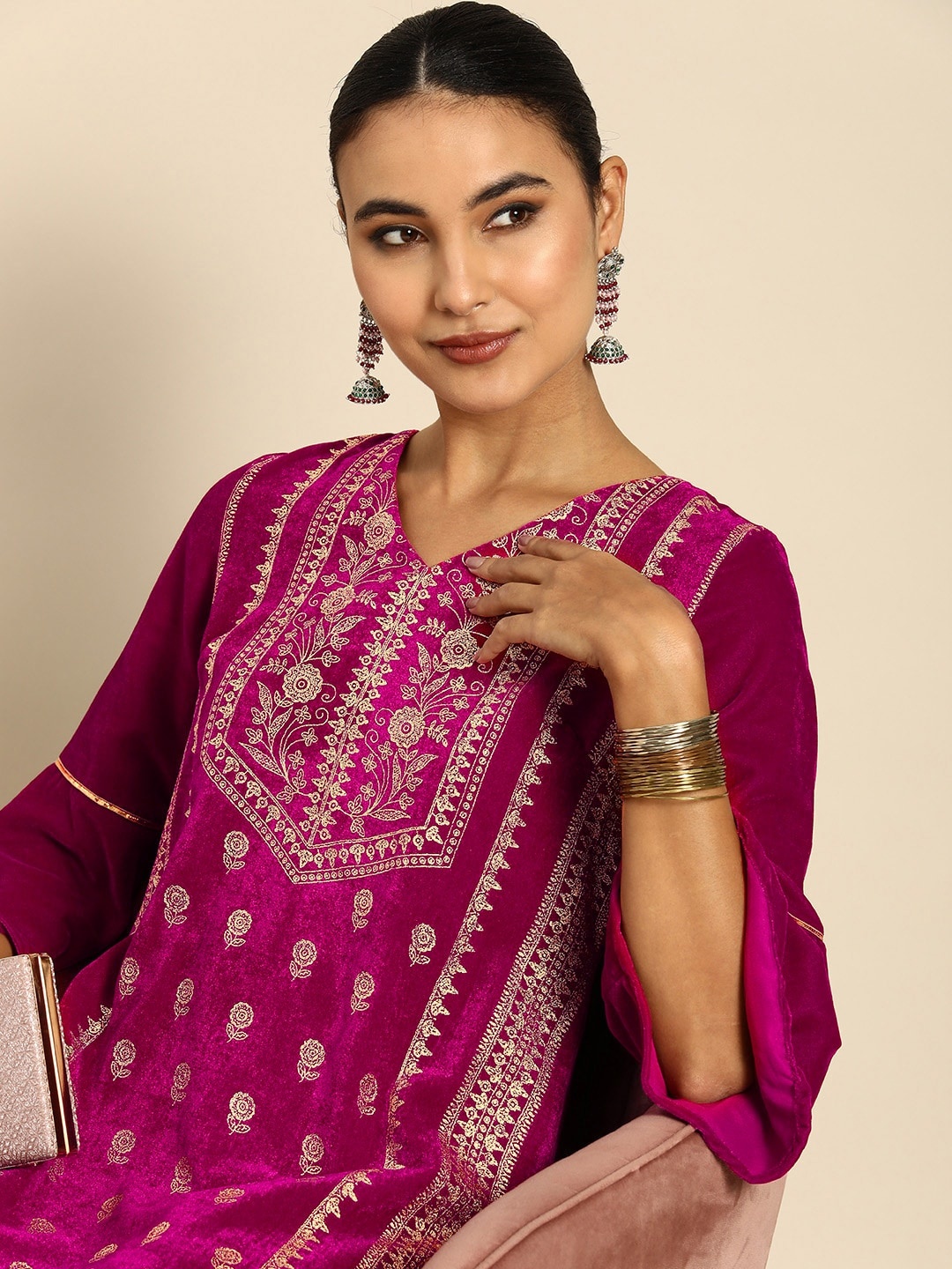 

Anouk Women Ethnic Motifs Printed Flared Sleeves Velvet Straight Kurta, Magenta