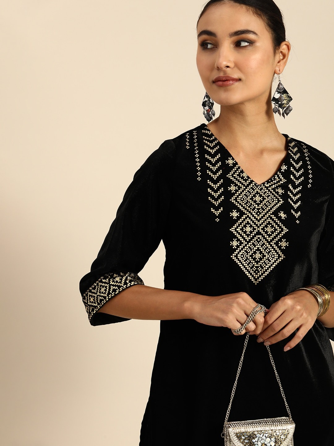 

Anouk Women Ethnic Motifs Yoke Design Velvet Kurta, Black