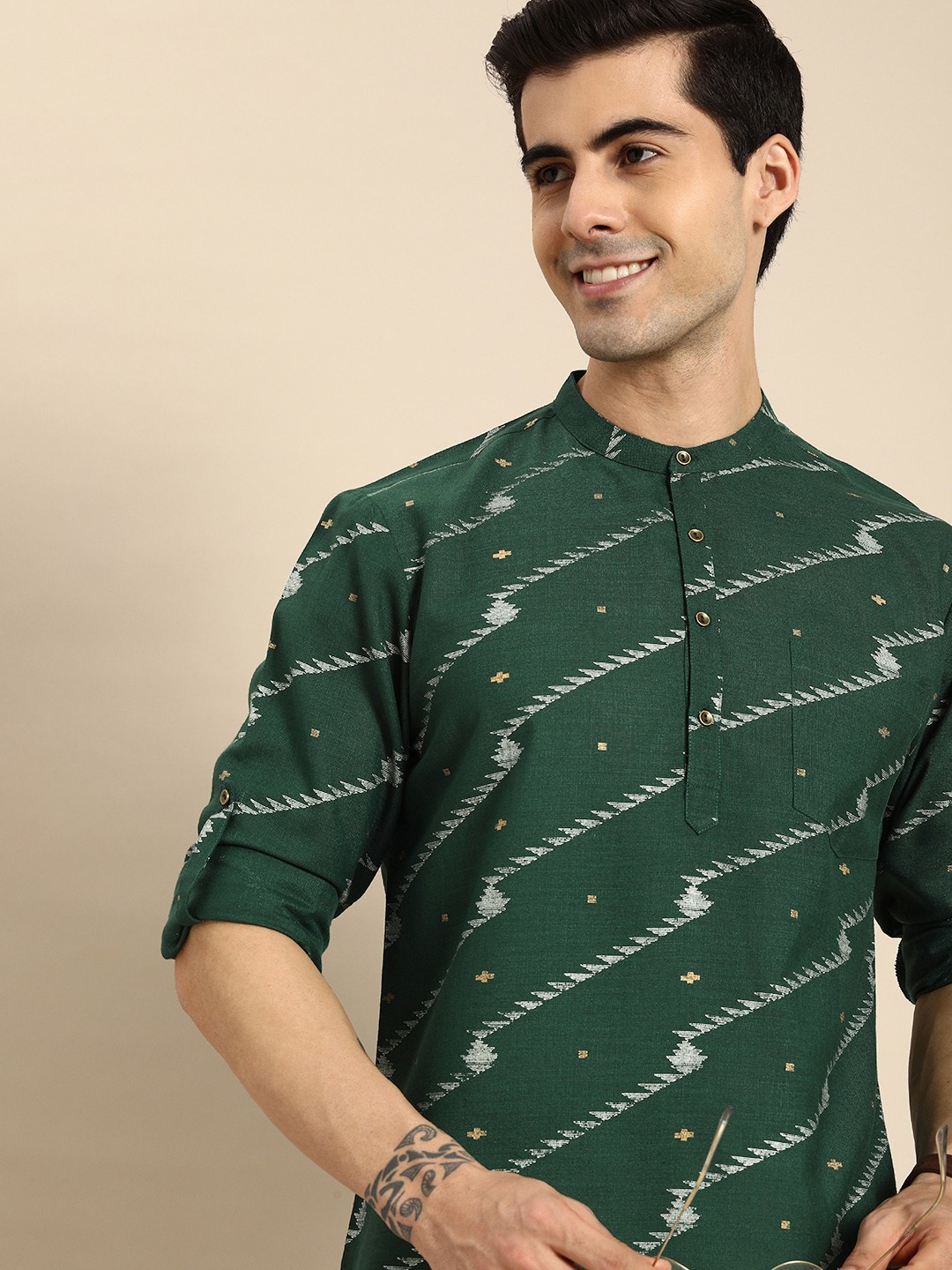 

Anouk Men Green & Silver-Toned Abstract Print Mandarin Collar Roll-Up Sleeves Kurta