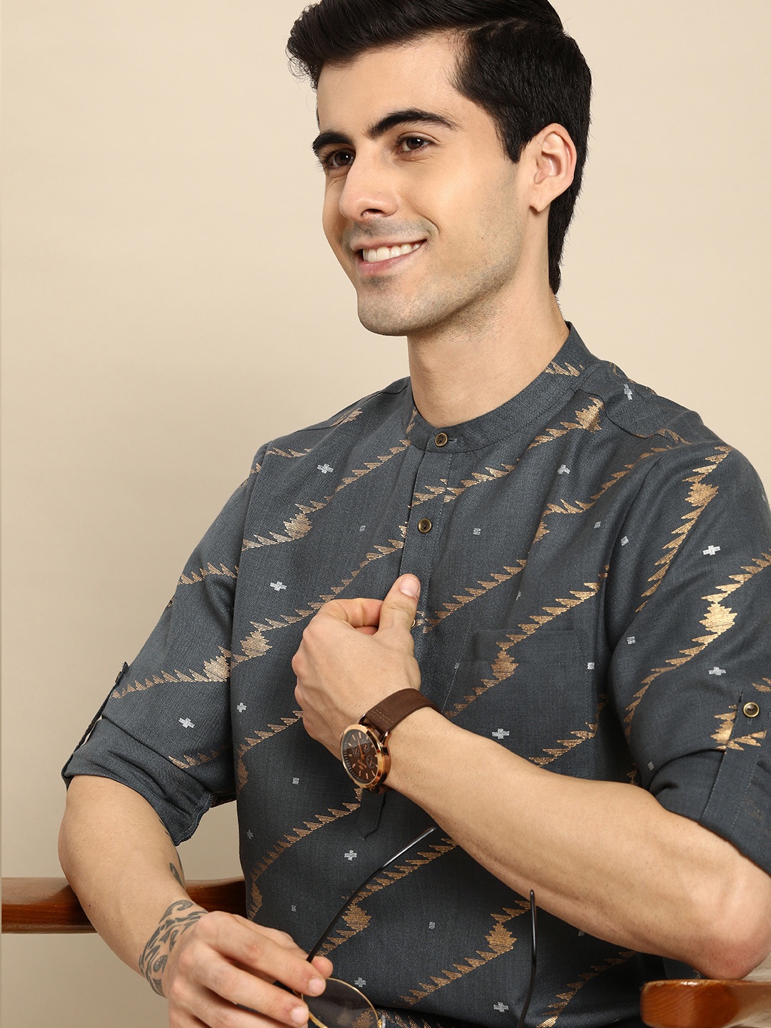 

Anouk Men Charcoal Grey & Gold-Toned Abstract Print Mandarin Collar Roll-Up Sleeves Kurta