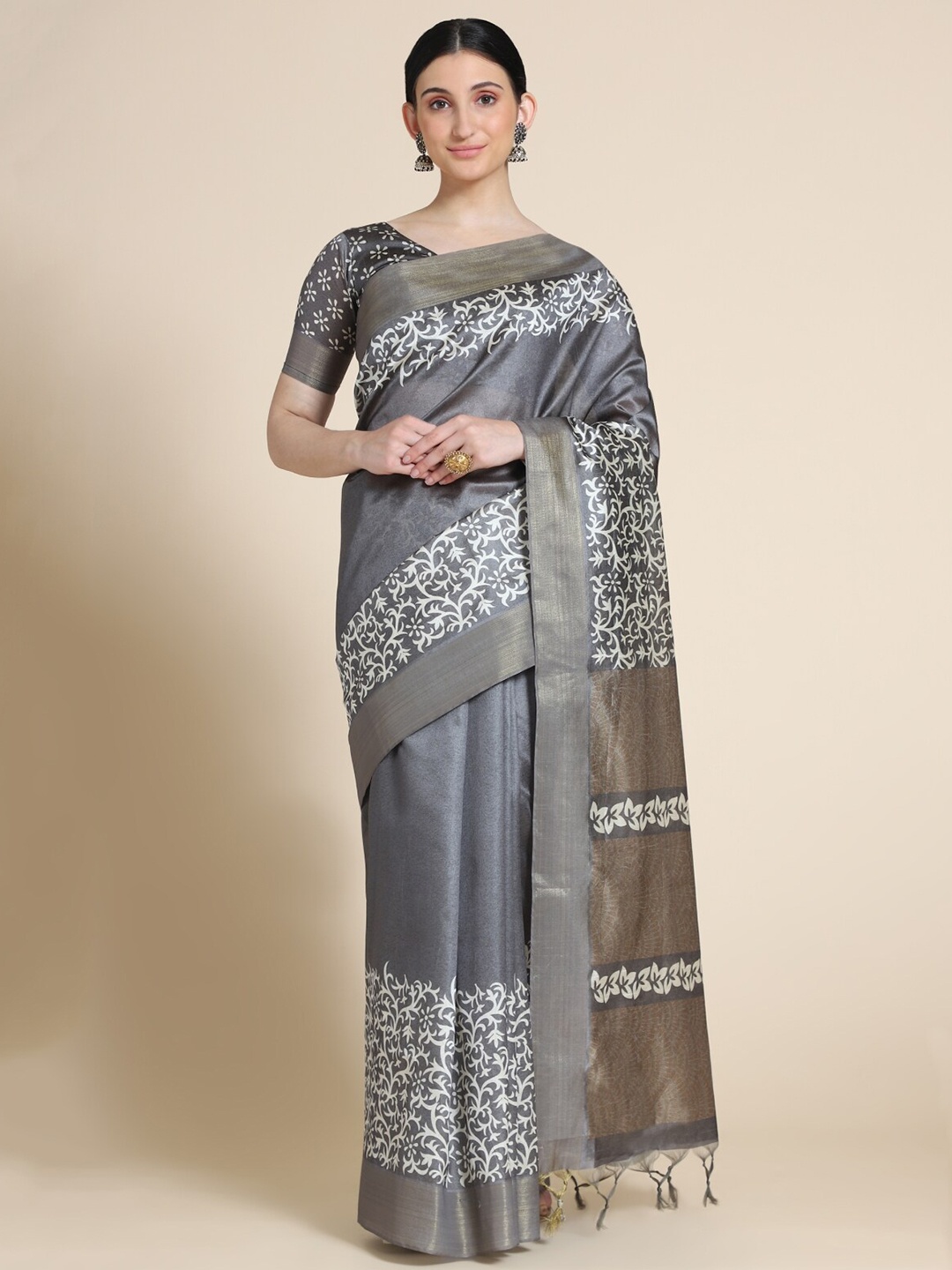 

VISHNU WEAVES Grey & White Batik Silk Blend Tussar Saree