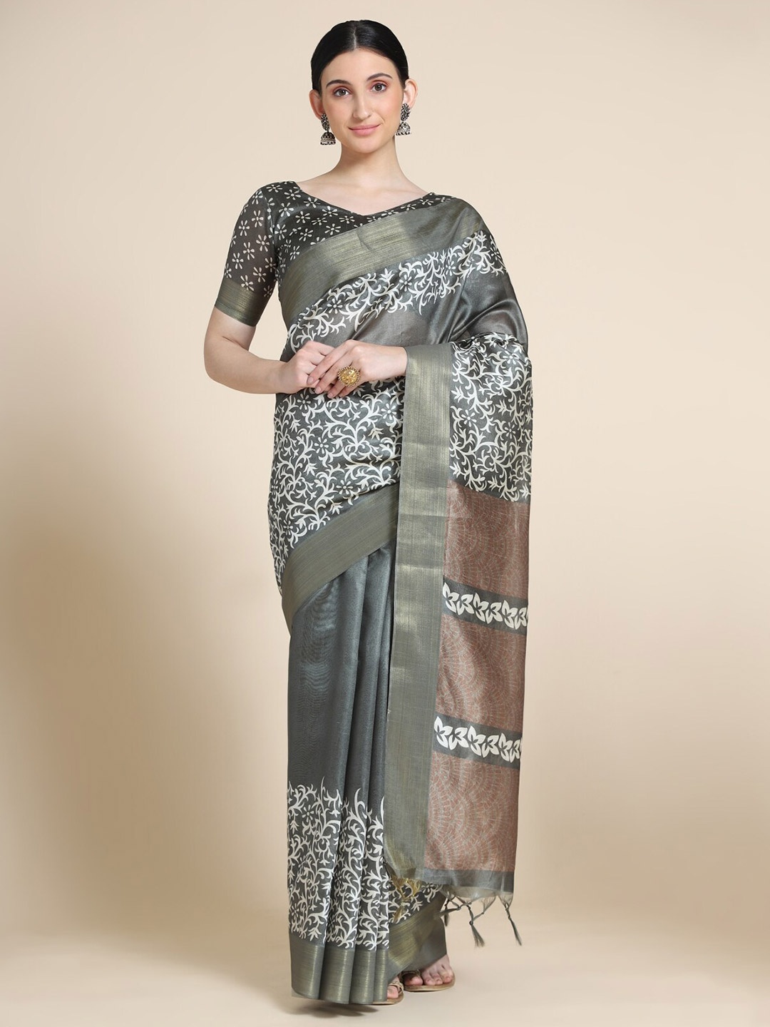 

VISHNU WEAVES Green & White Batik Silk Blend Tussar Saree