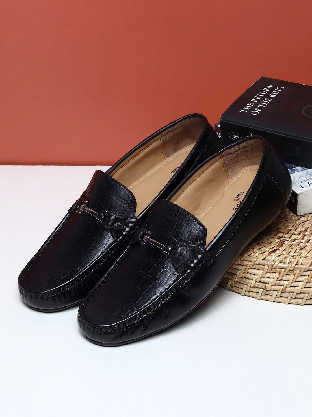 

Teakwood Leathers Men Black Textured Leather Loafers