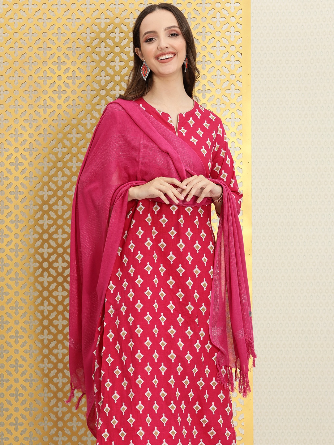 

Ode by House of Pataudi Fuchsia Striped Dupatta