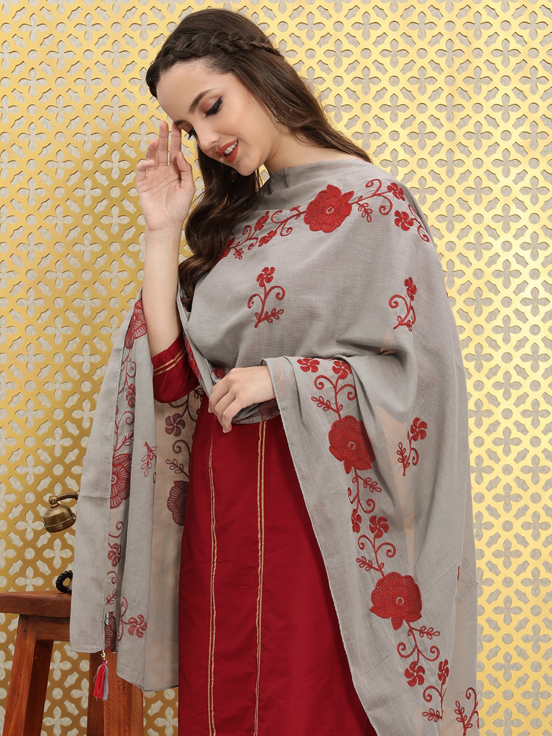 

Ode by House of Pataudi Women Grey & Red Floral Embroidered Dupatta