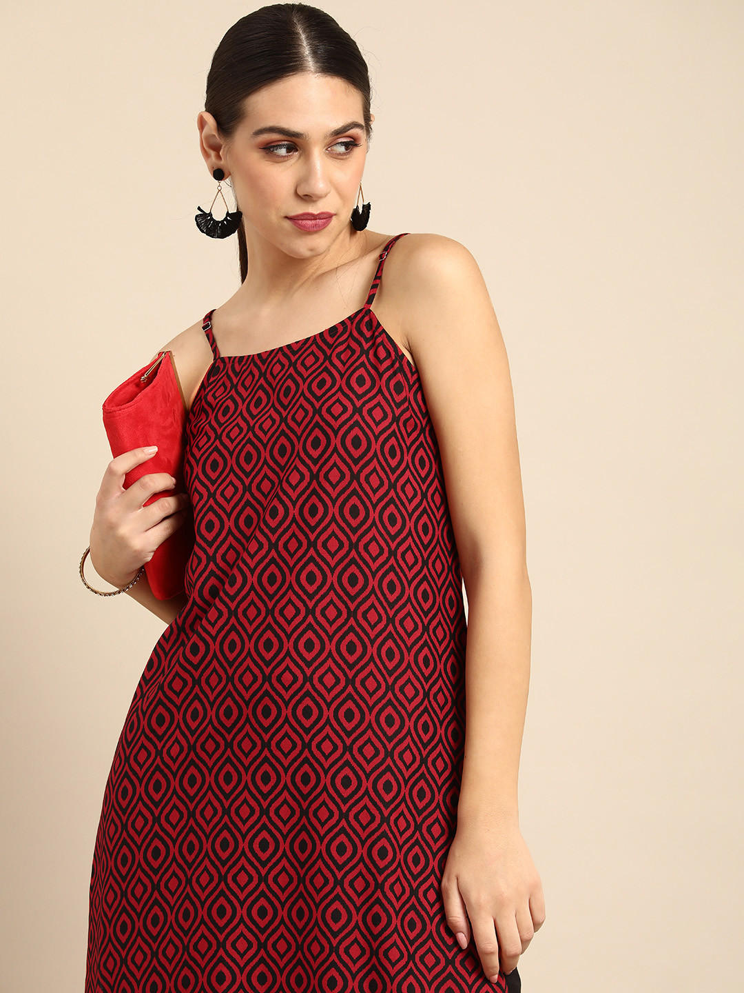 

Anouk Women Red & Black Geometric Print Shoulder Straps Straight Kurta