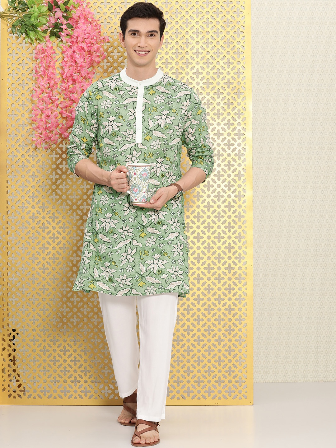 

Ode by House of Pataudi Men Green & White Floral Printed Pure Cotton Kurta