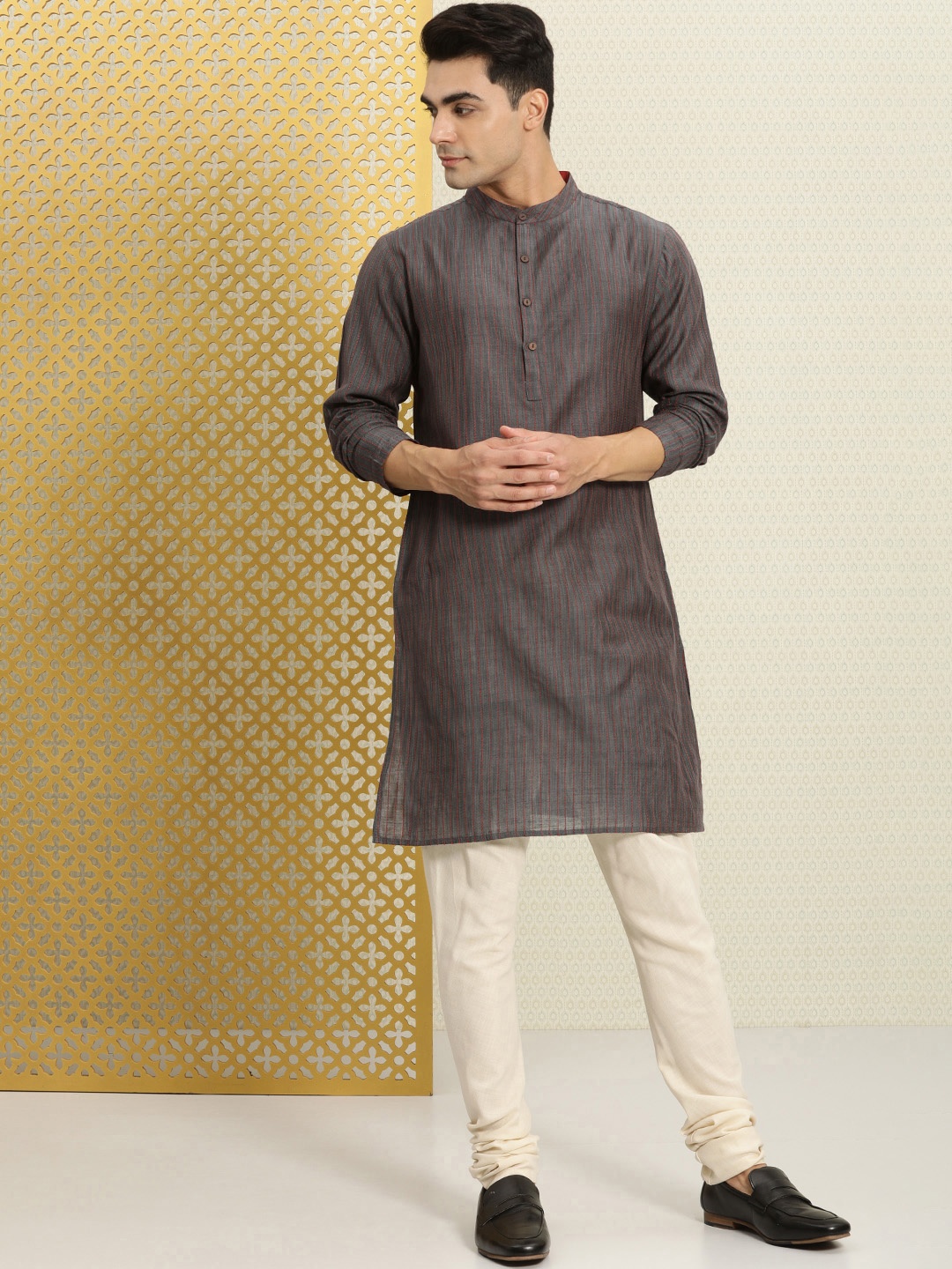 

House of Pataudi Men Grey & Red Embroidered Thread Work Jashn Kurta