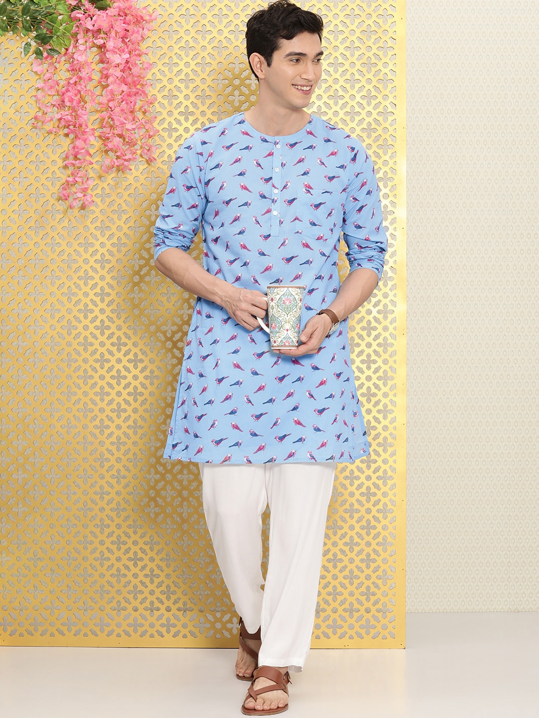 

Ode by House of Pataudi Men Blue & Red Quirky Printed Pure Cotton Kurta